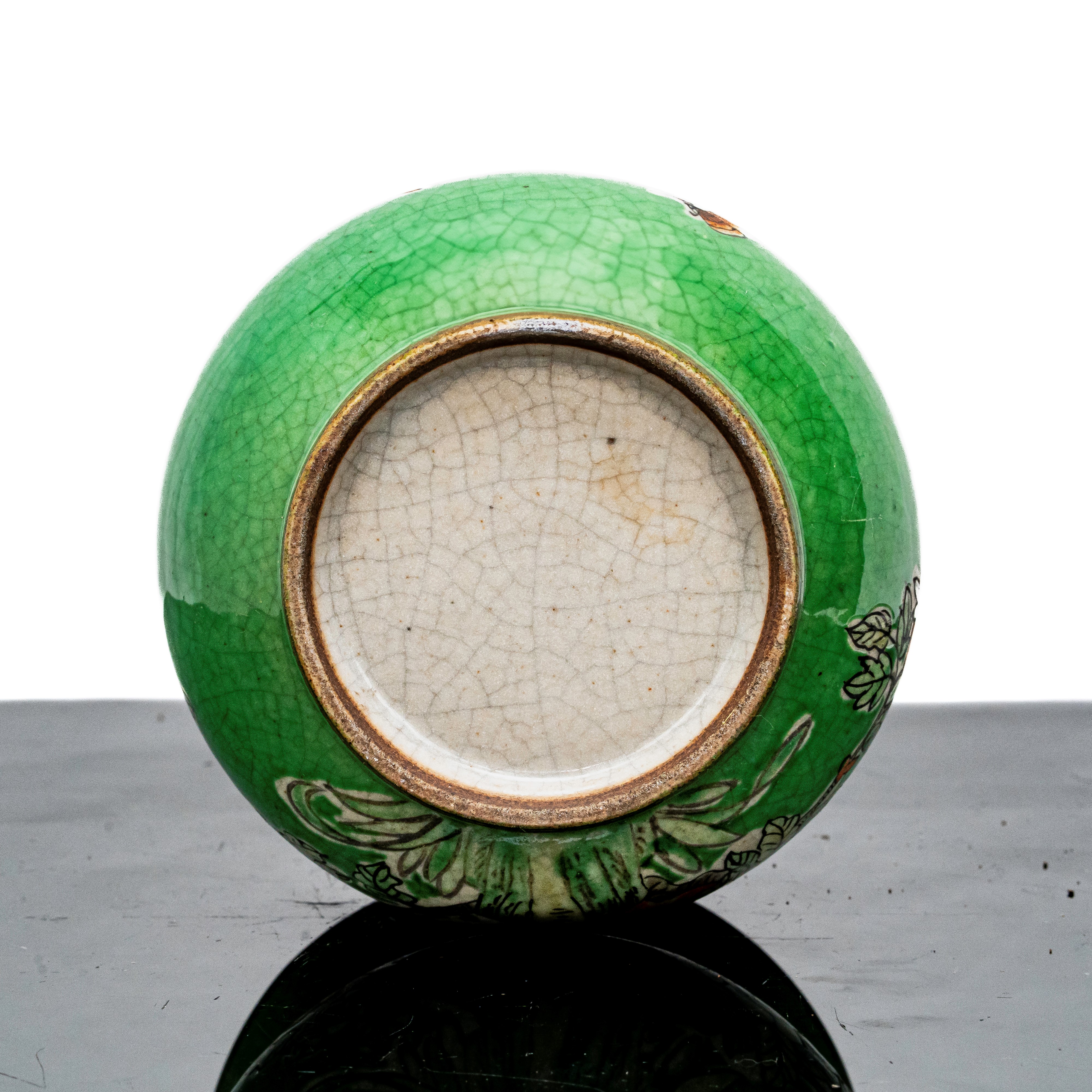 Vaso in smalto verde con decori floreali e uccelli