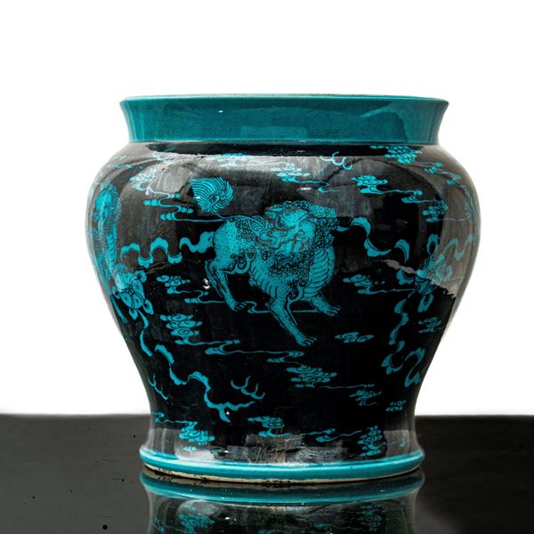 Serbatoio d'acqua con decori di dragoni blu su fondo nero