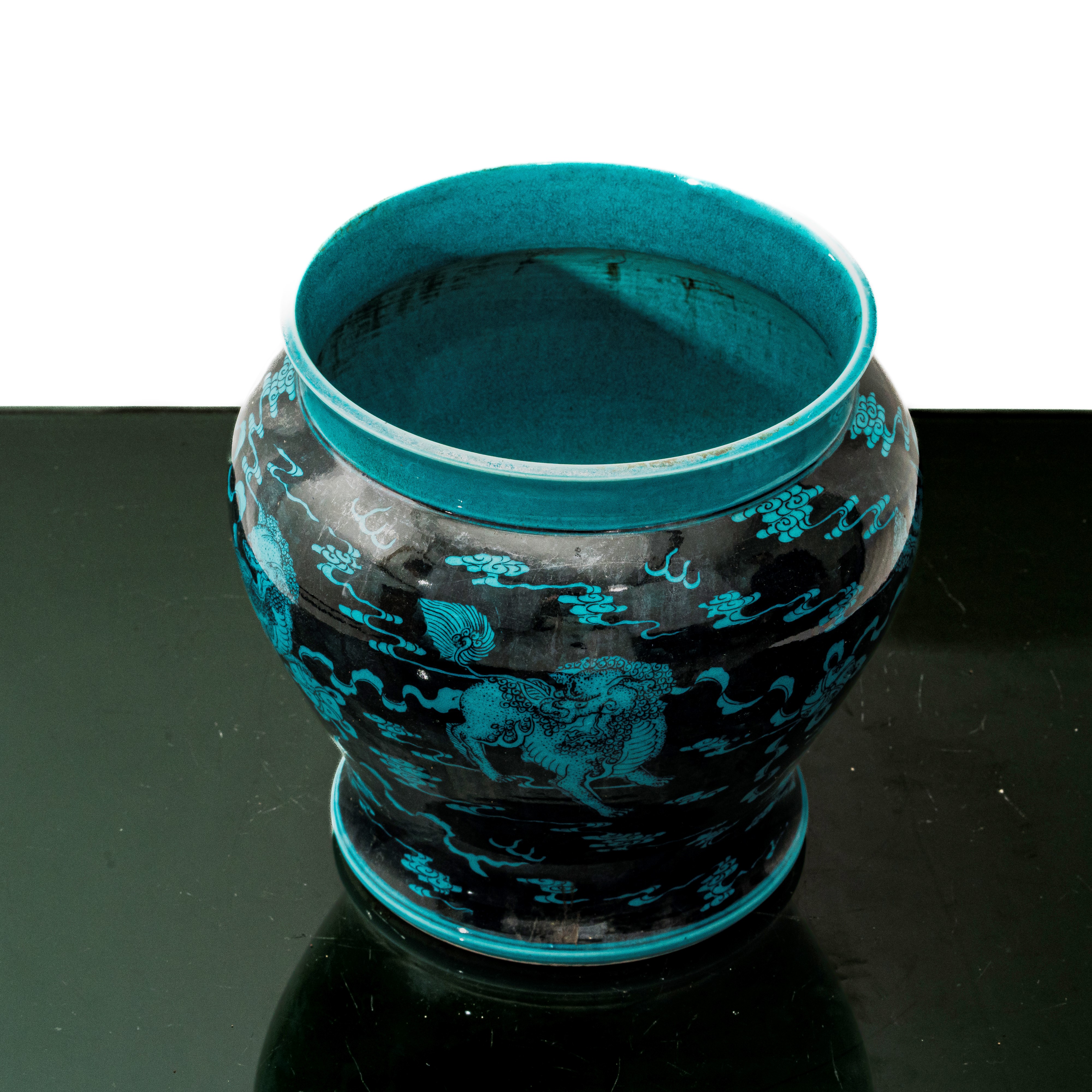 Serbatoio D'acqua con Decori di Dragoni Blu su Fondo Nero