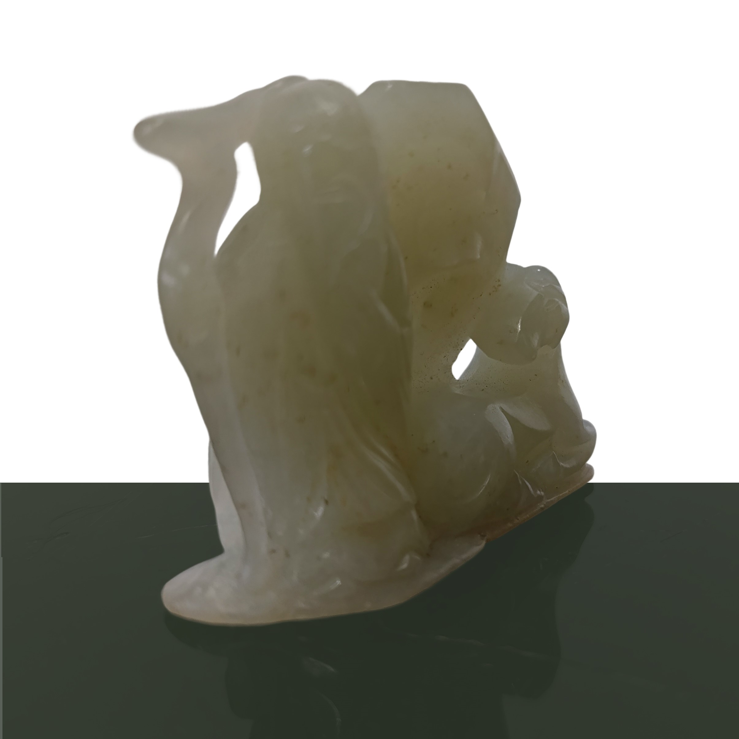 Vecchio saggio con ornamento portafortuna in giada verde