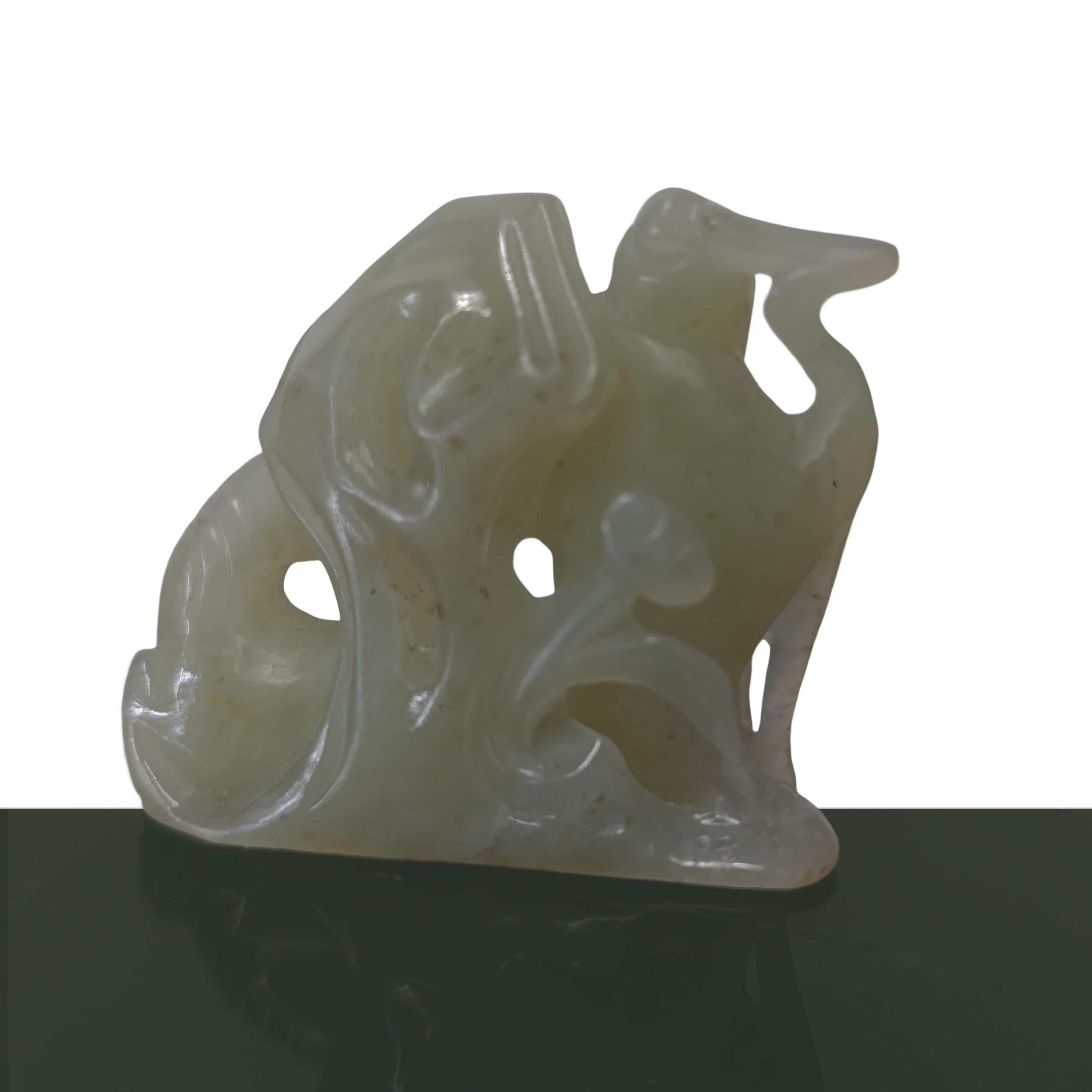 Vecchio saggio con ornamento portafortuna in giada verde