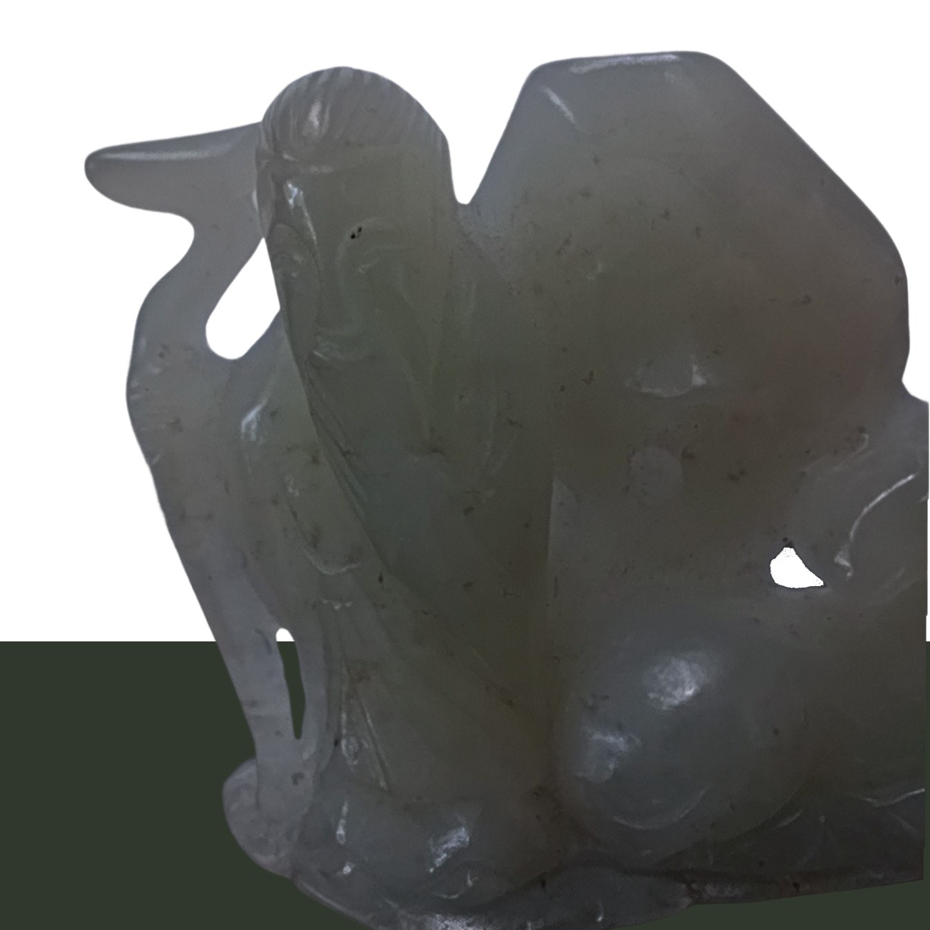 Vecchio saggio con ornamento portafortuna in giada verde