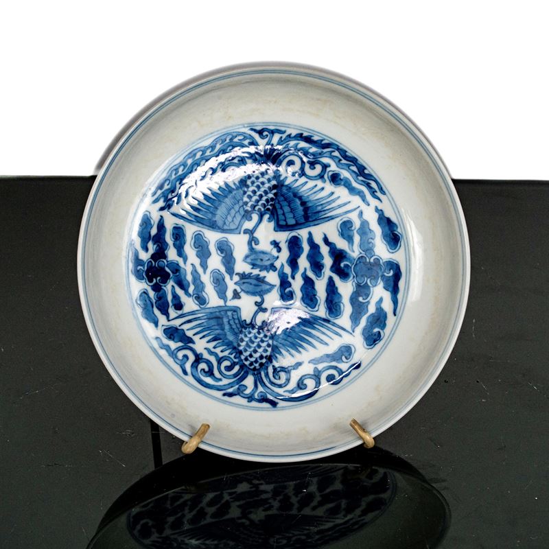 Piatto in Porcellana Bianca e Blu con Decori di Fenici