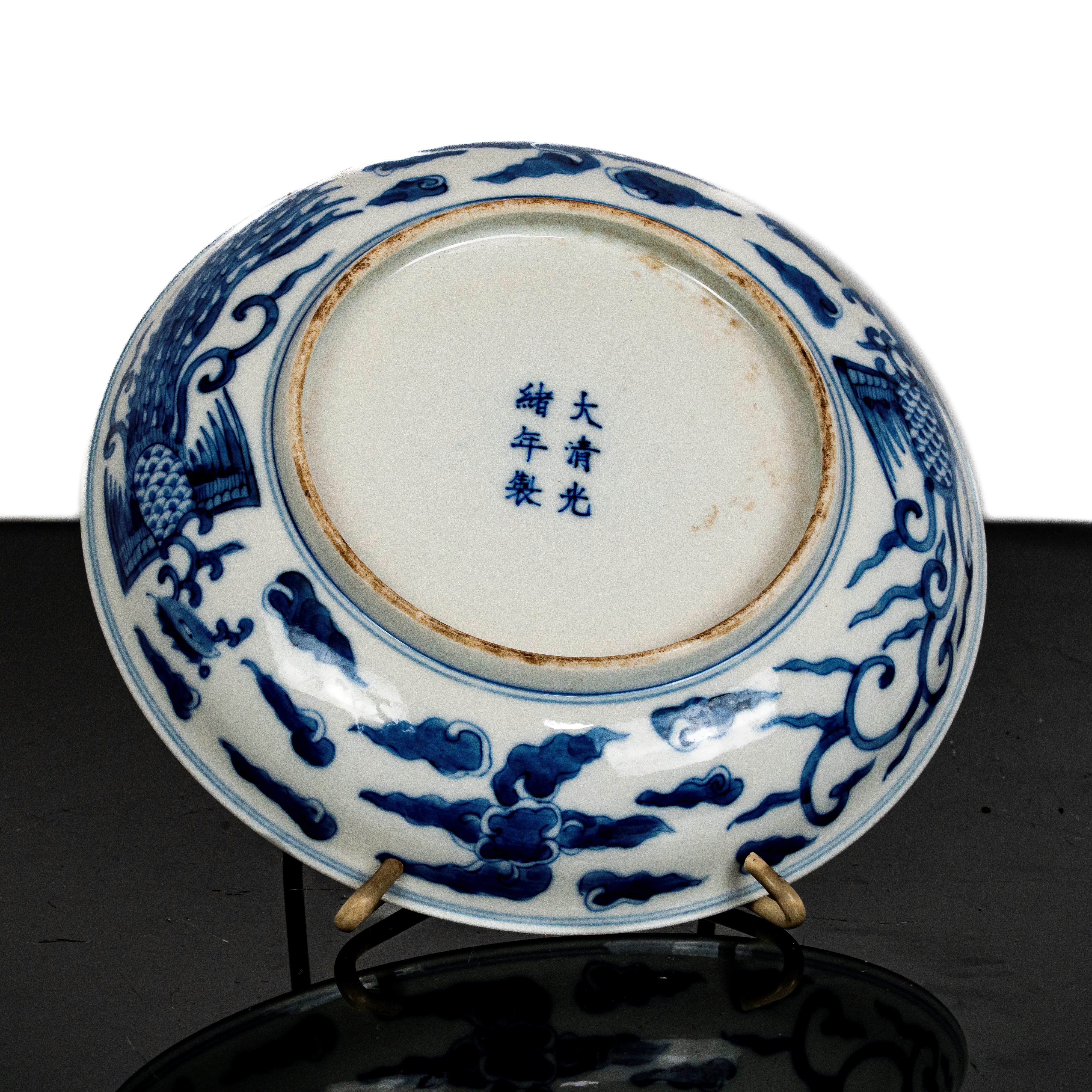 Piatto in porcellana bianca e blu con decori di fenici