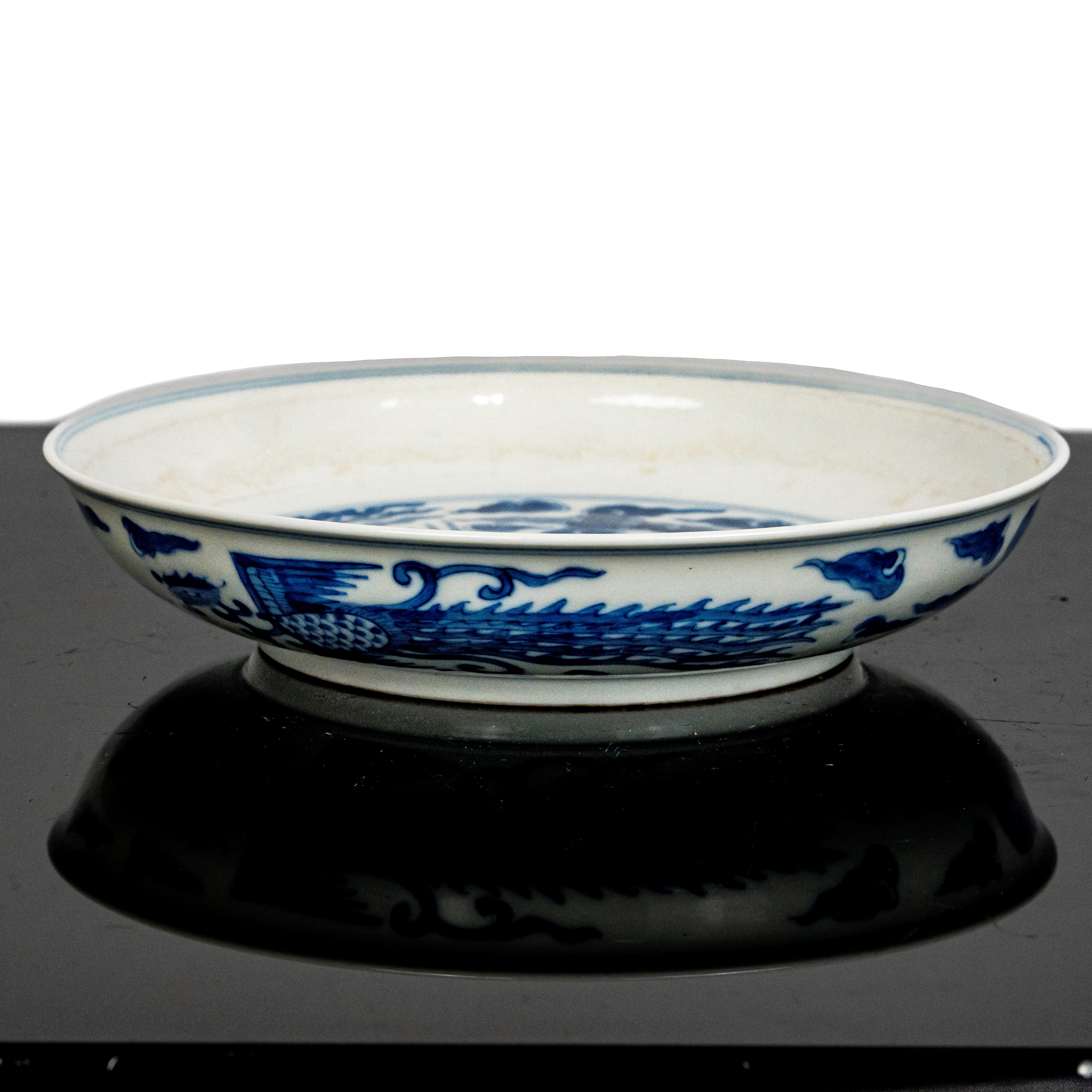 Piatto in porcellana bianca e blu con decori di fenici