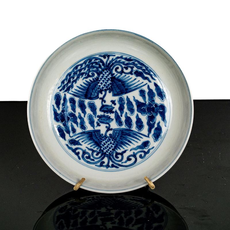 Piatto in Porcellana Bianca e Blu con Decori di Fenici