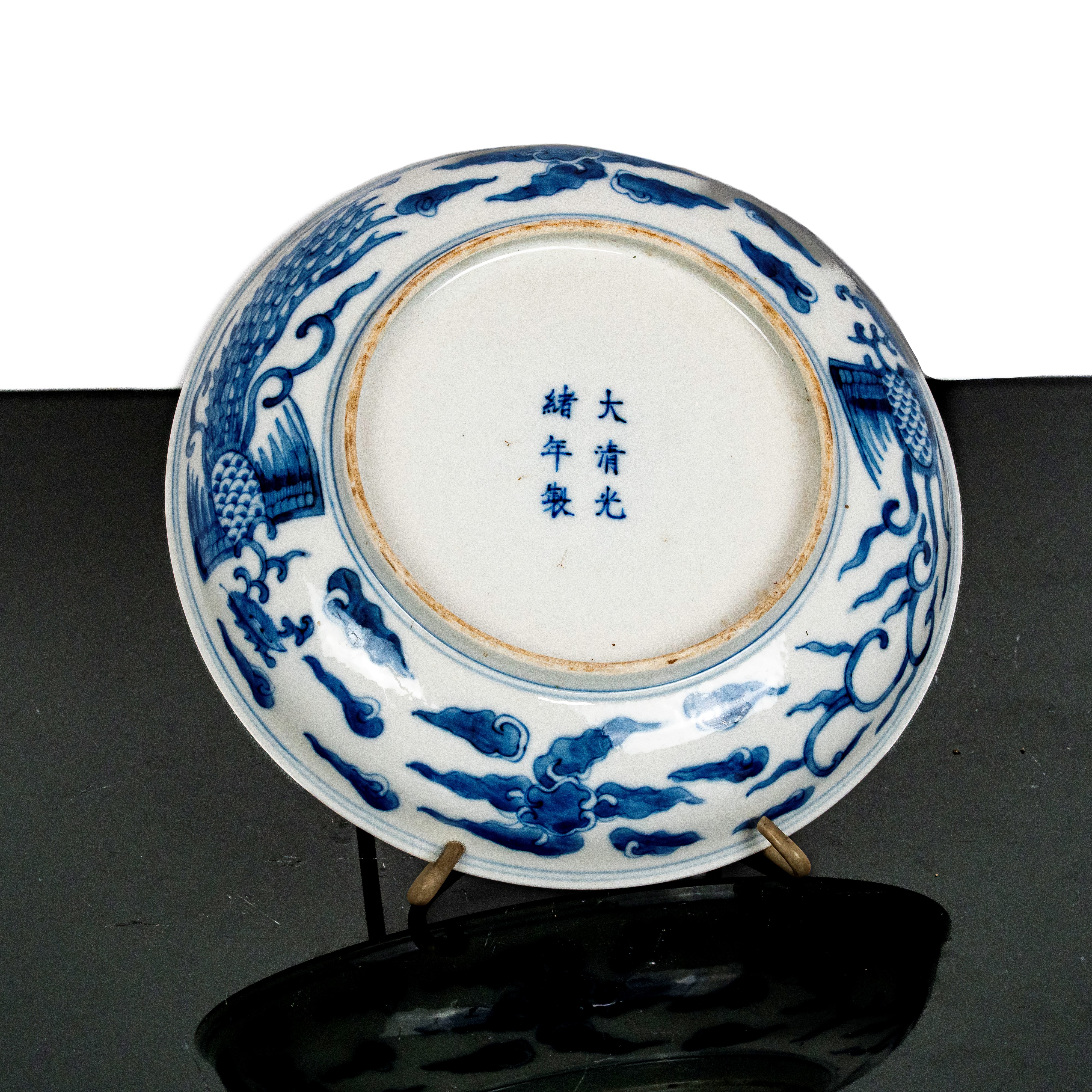 Piatto in Porcellana Bianca e Blu con Decori di Fenici