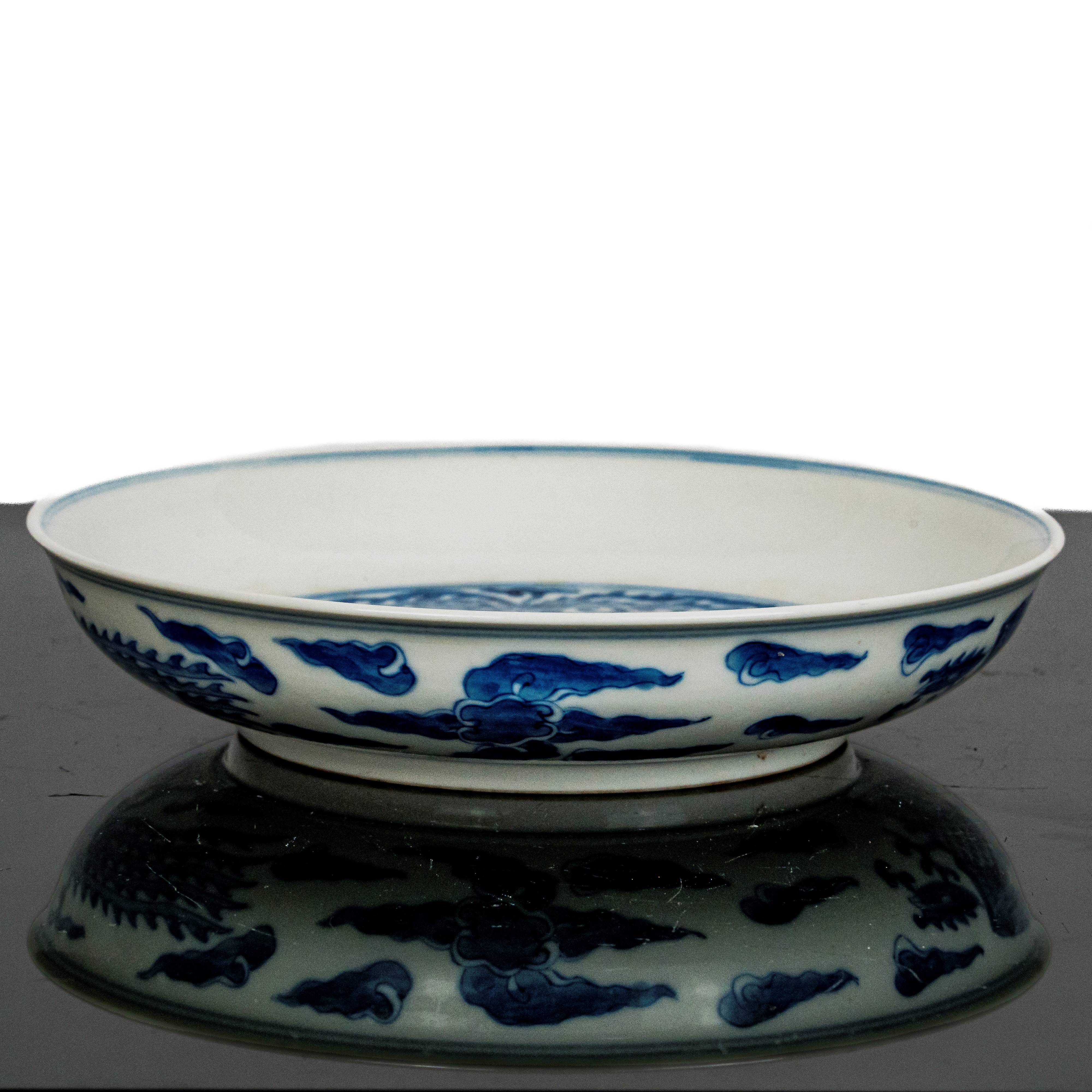 Piatto in Porcellana Bianca e Blu con Decori di Fenici