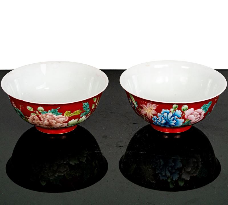 Coppia di Ciotole Famille Rose in Smalto Rosso con Motivi Decorativi di Peonie