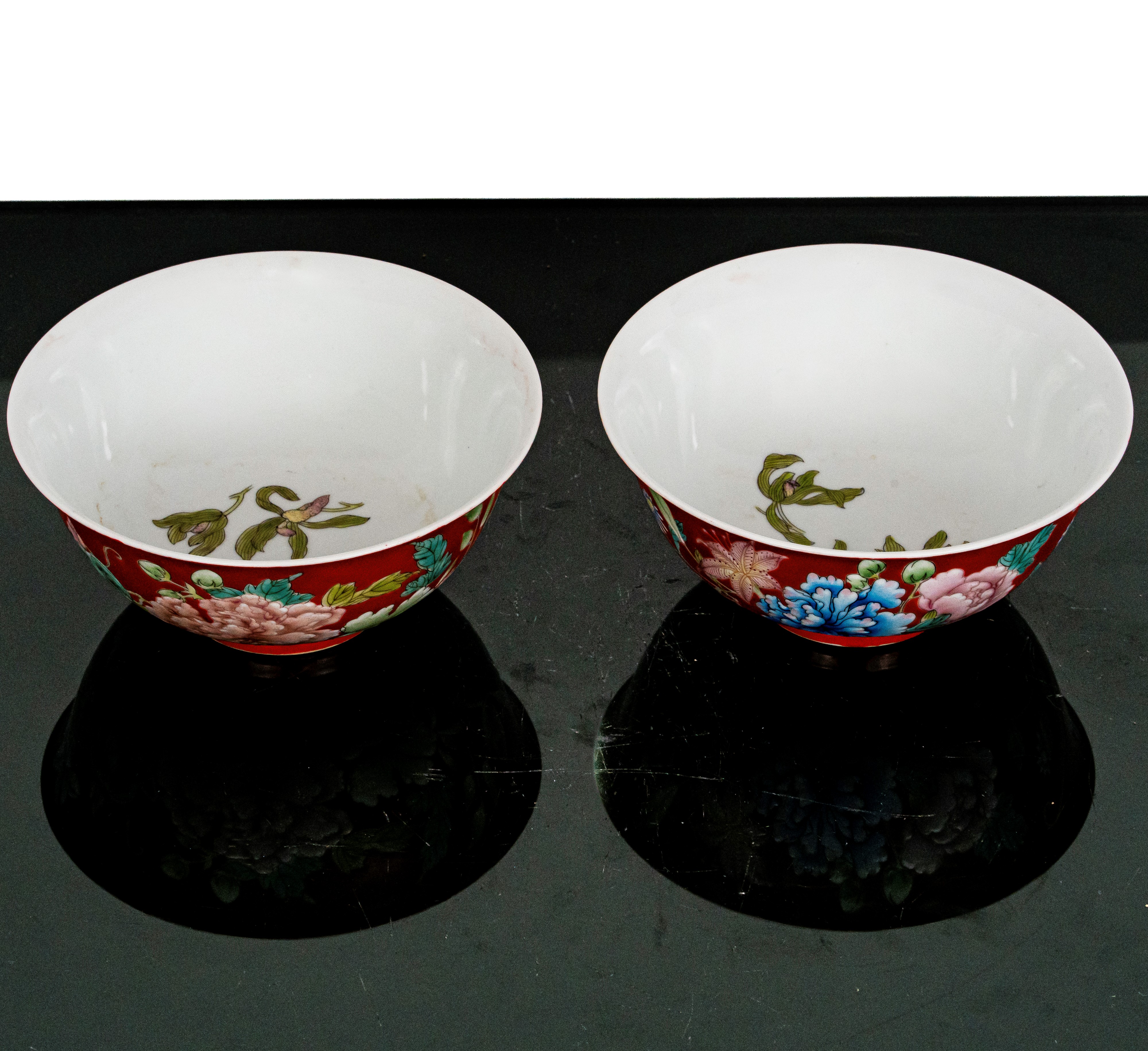 Coppia di ciotole famille Rose in smalto rosso con motivi decorativi di Peonie