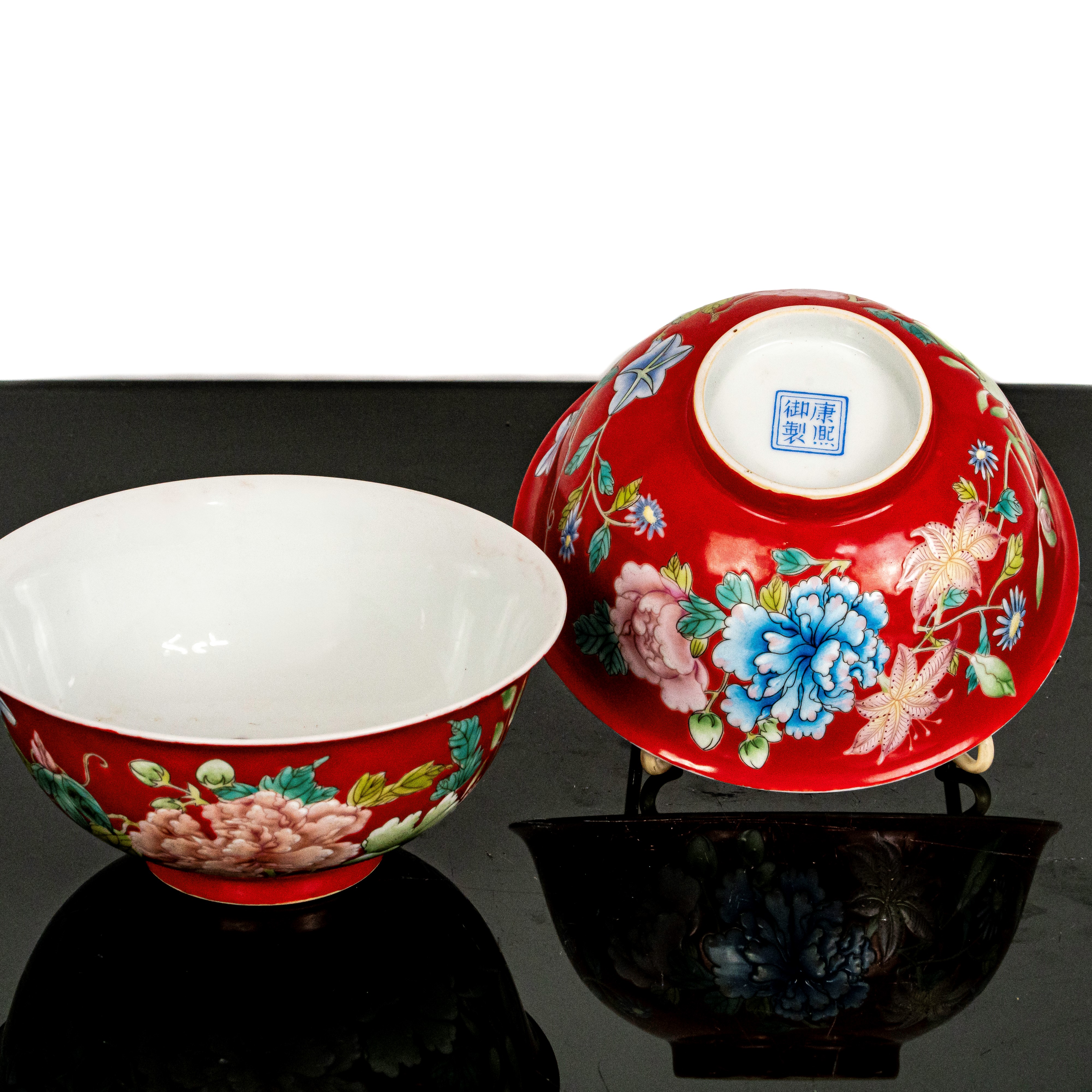 Coppia di ciotole famille Rose in smalto rosso con motivi decorativi di Peonie