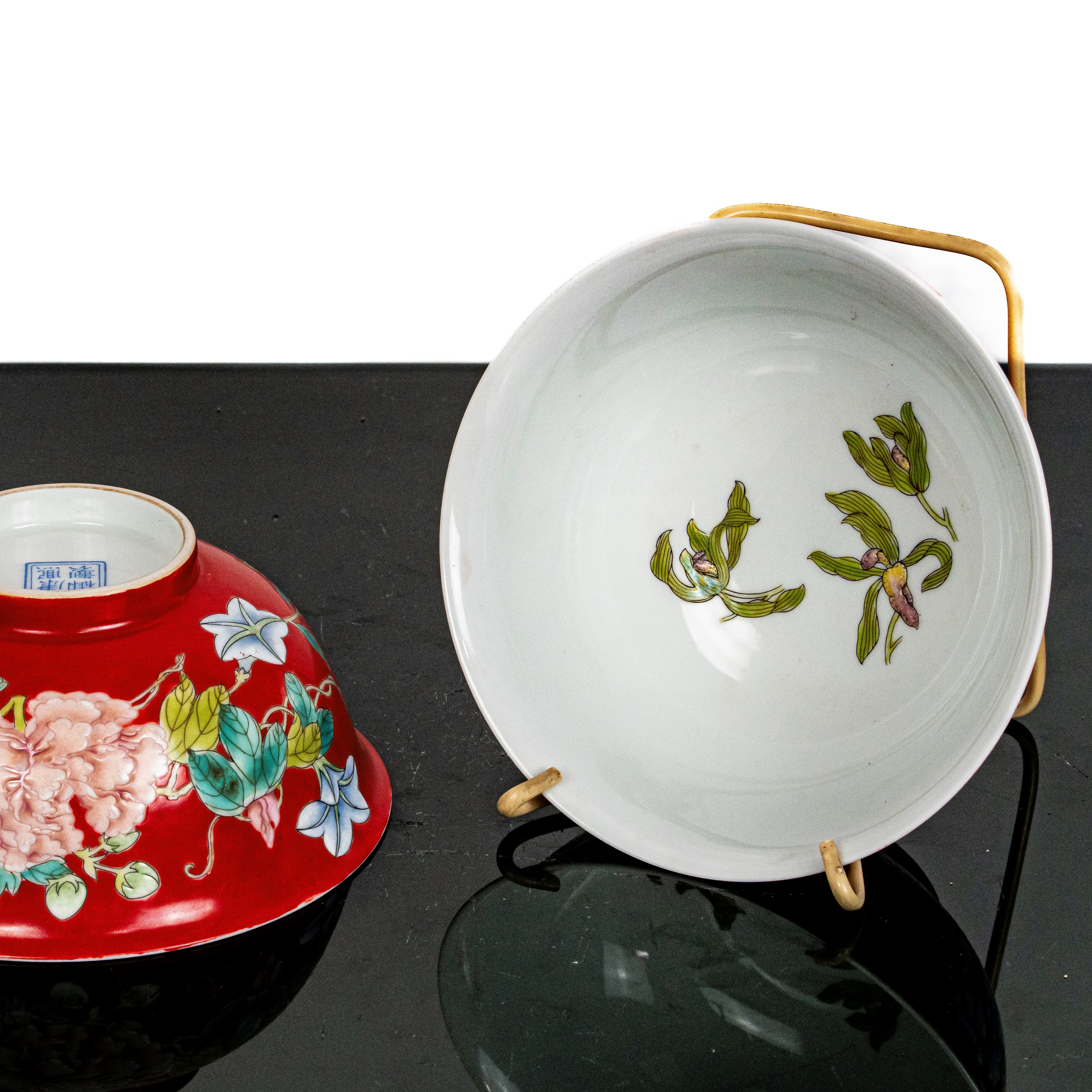 Coppia di ciotole famille Rose in smalto rosso con motivi decorativi di Peonie