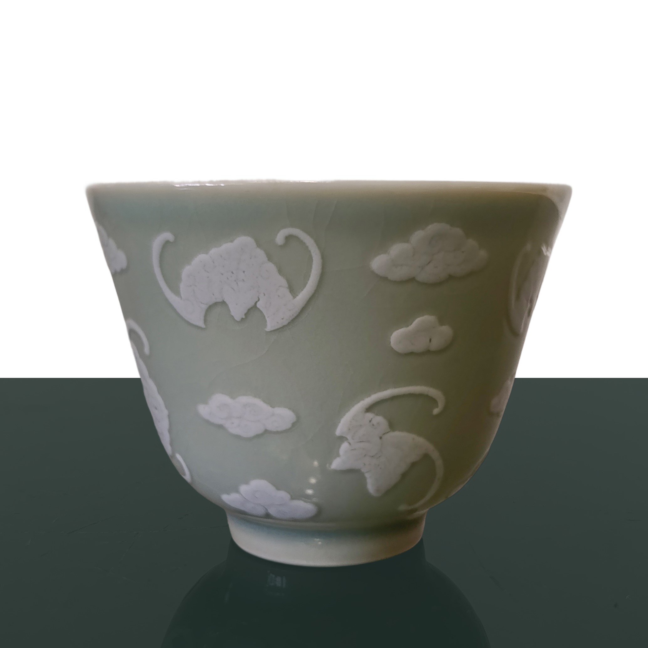 Coppia di tazzine con decori bianchi in rilievo