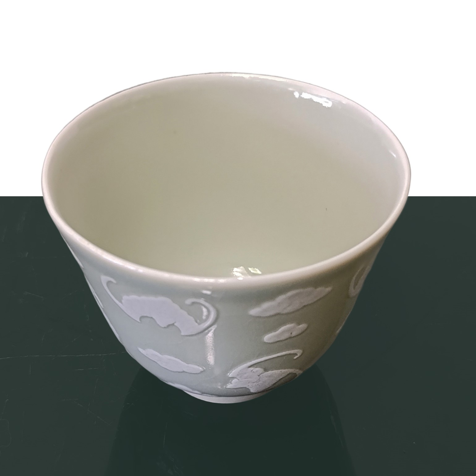 Coppia di tazzine con decori bianchi in rilievo