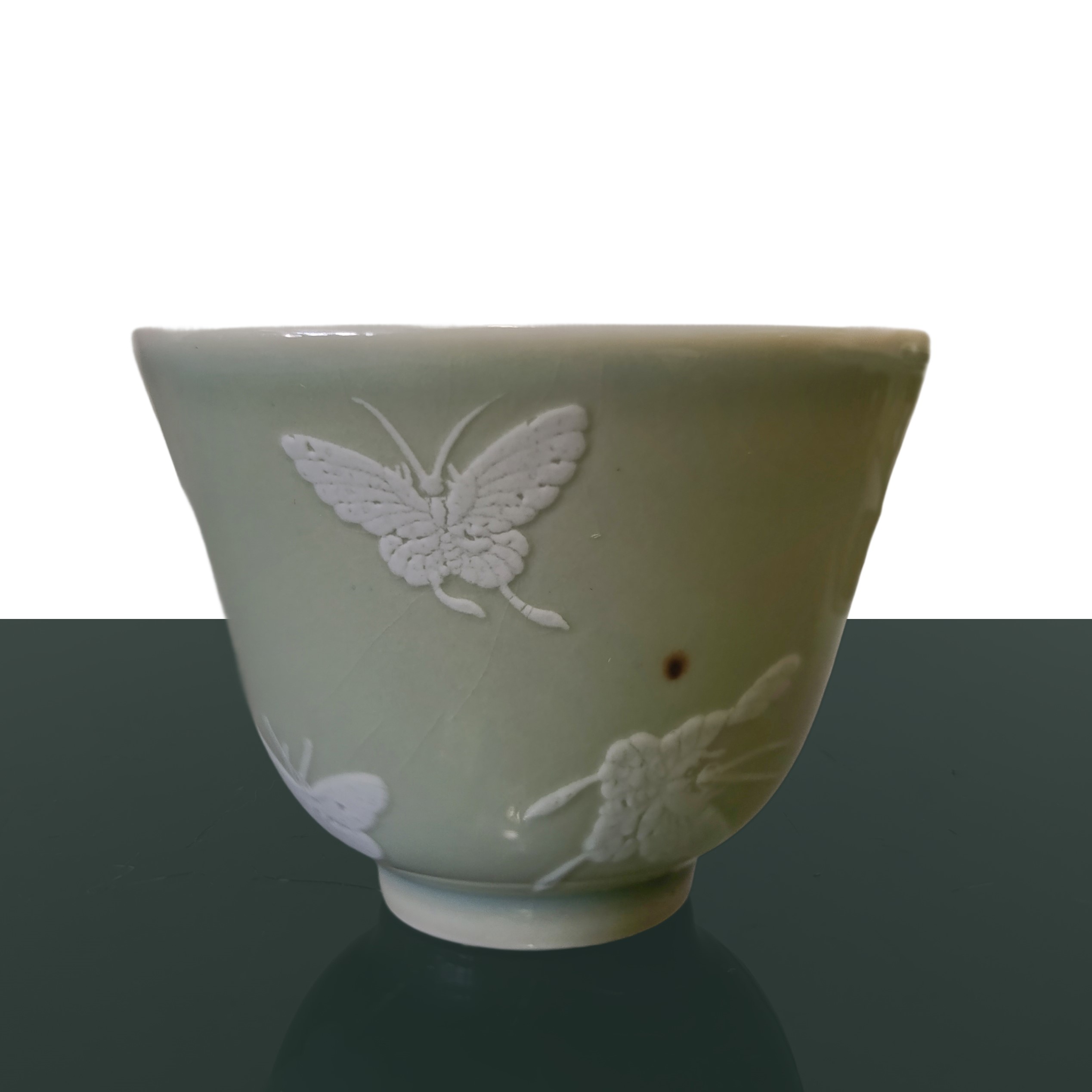 Coppia di tazzine con decori bianchi in rilievo