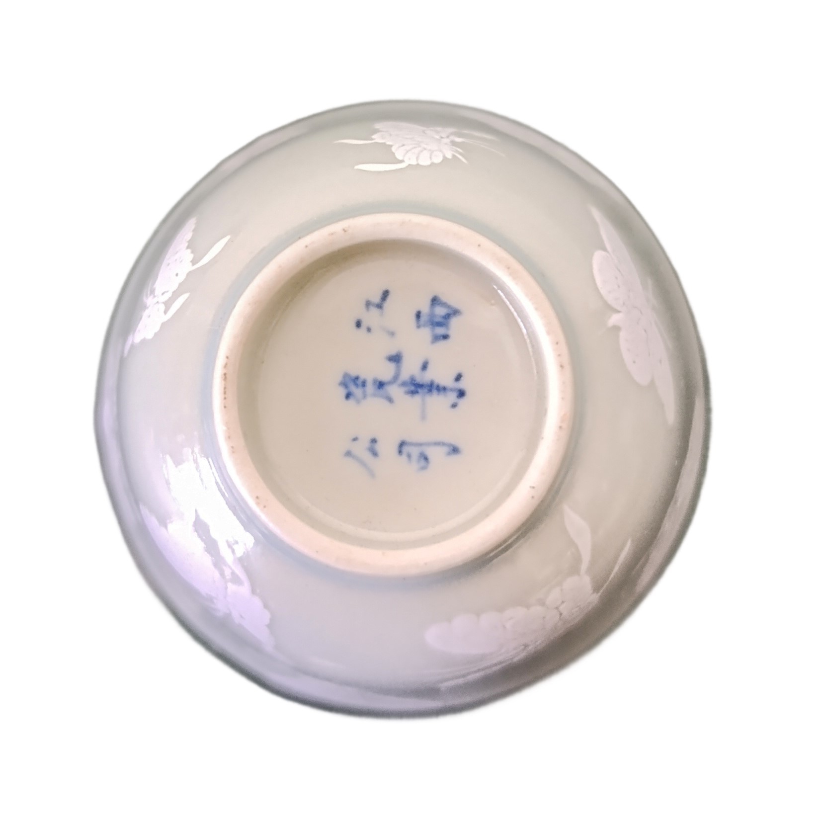 Coppia di tazzine con decori bianchi in rilievo