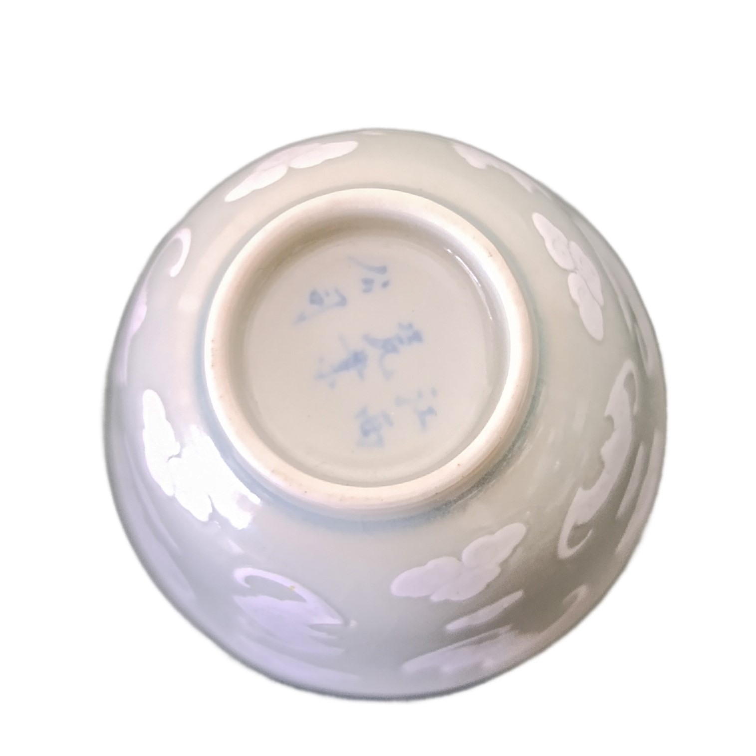 Coppia di tazzine con decori bianchi in rilievo