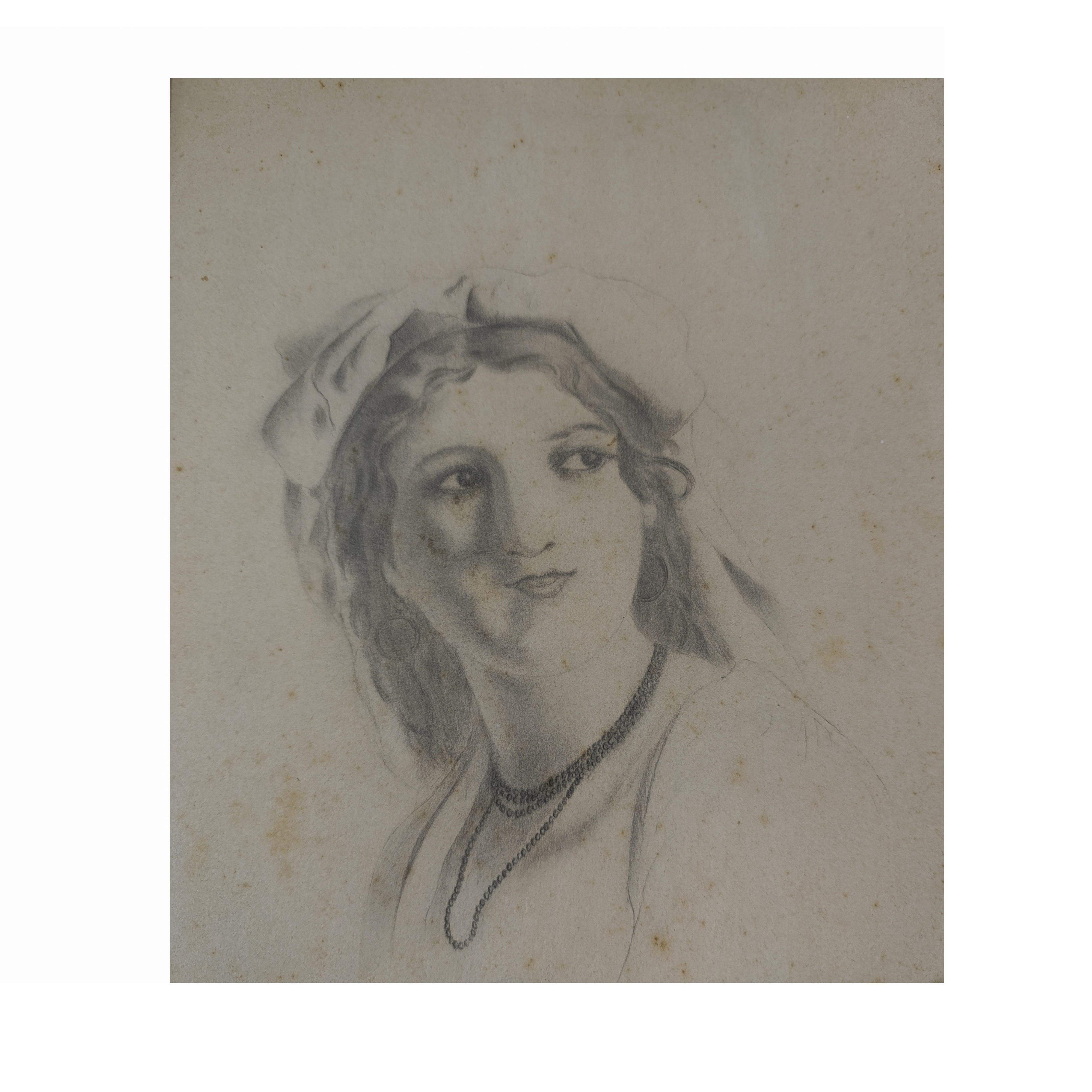 Volto di donna con collana