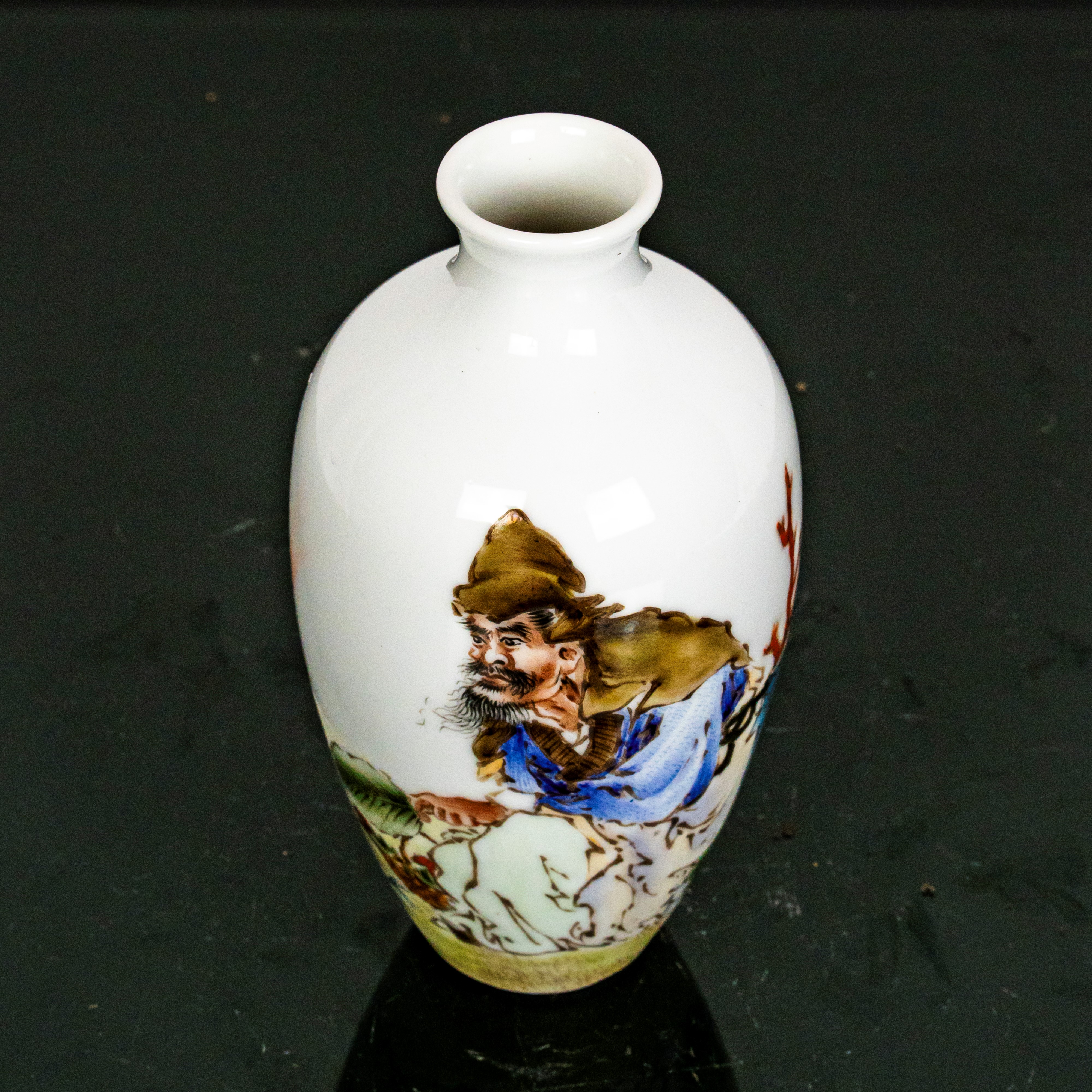 Piccolo vaso con figura e iscrizioni