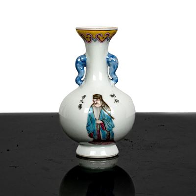 Piccolo Vaso con Figura e Iscrizioni Famille Rose