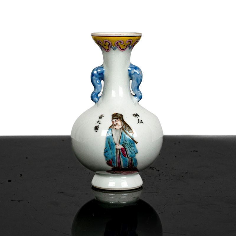 Piccolo Vaso con Figura e Iscrizioni Famille Rose
