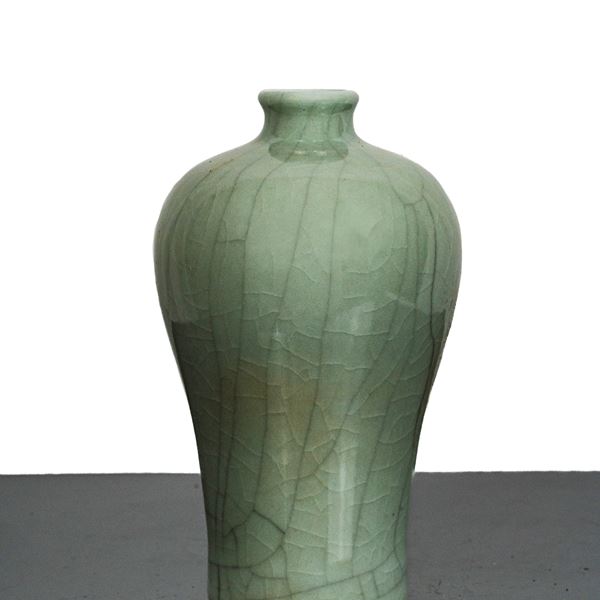 Vase with white glazed enamel