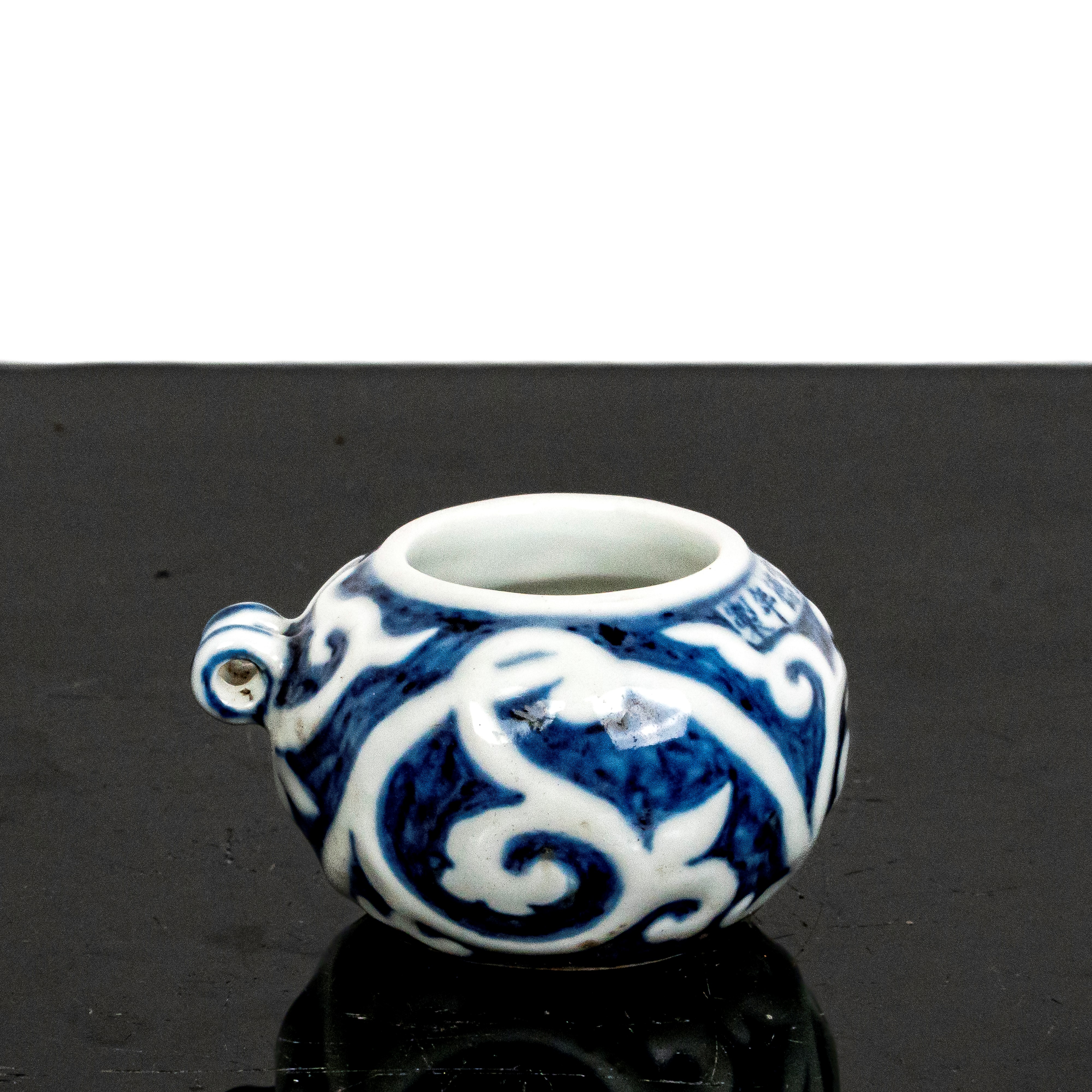 Piccola mangiatoia per uccelli in porcellana bianca con decori e iscrizioni blu