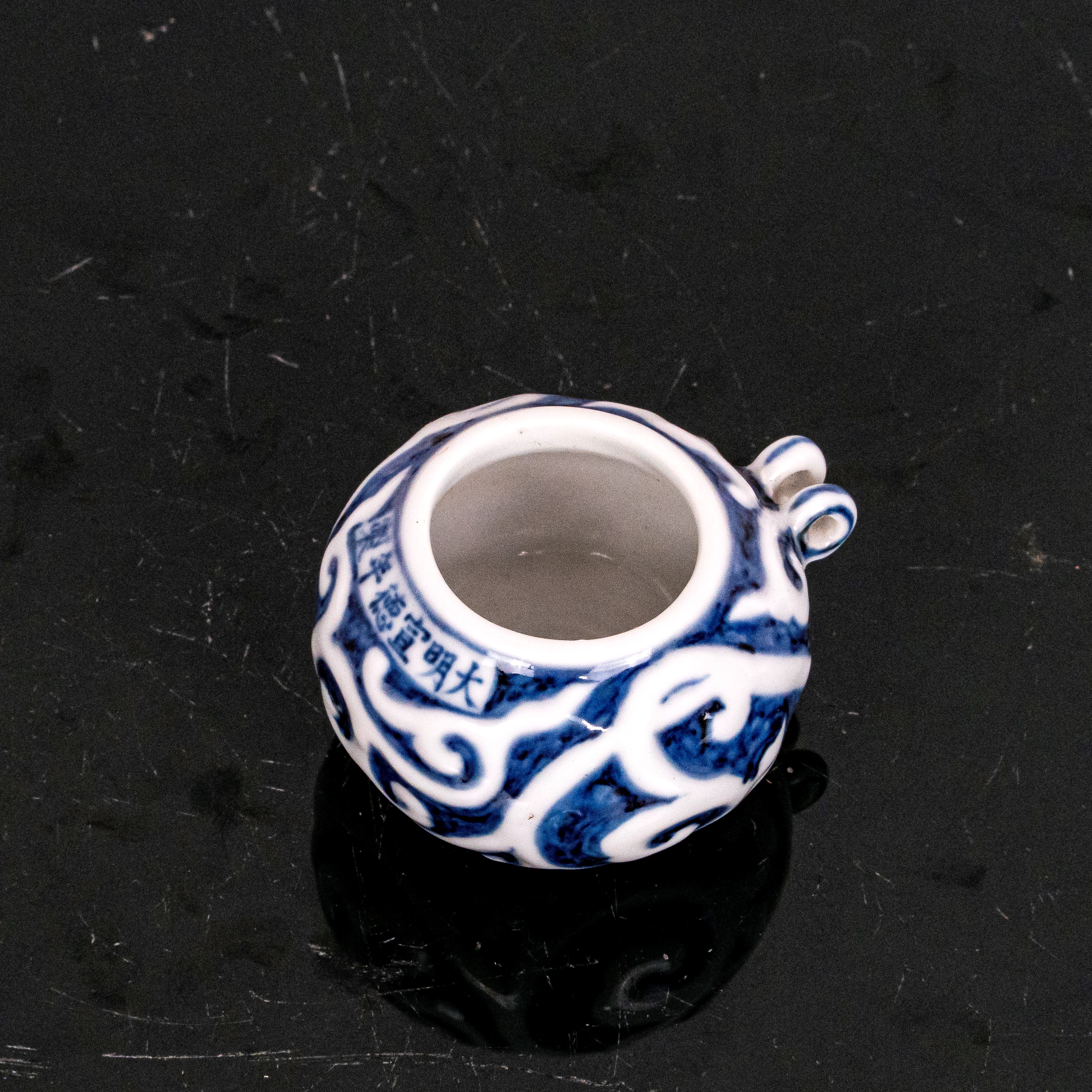 Piccola mangiatoia per uccelli in porcellana bianca con decori e iscrizioni blu