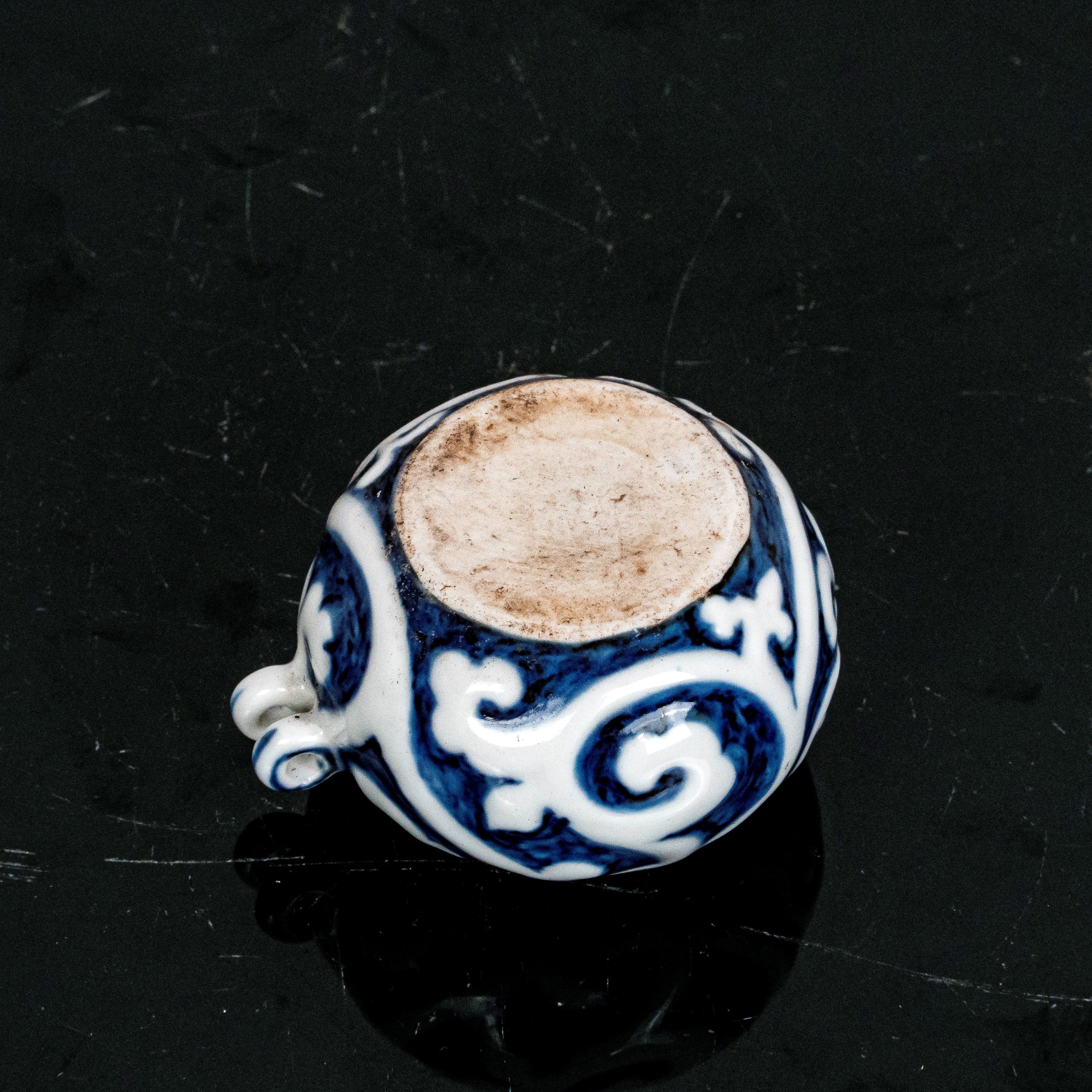 Piccola mangiatoia per uccelli in porcellana bianca con decori e iscrizioni blu