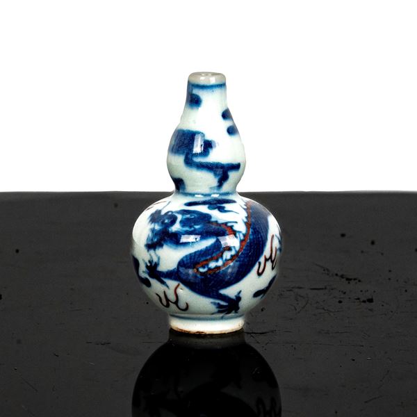 Snuff bottle with dragon decoration
