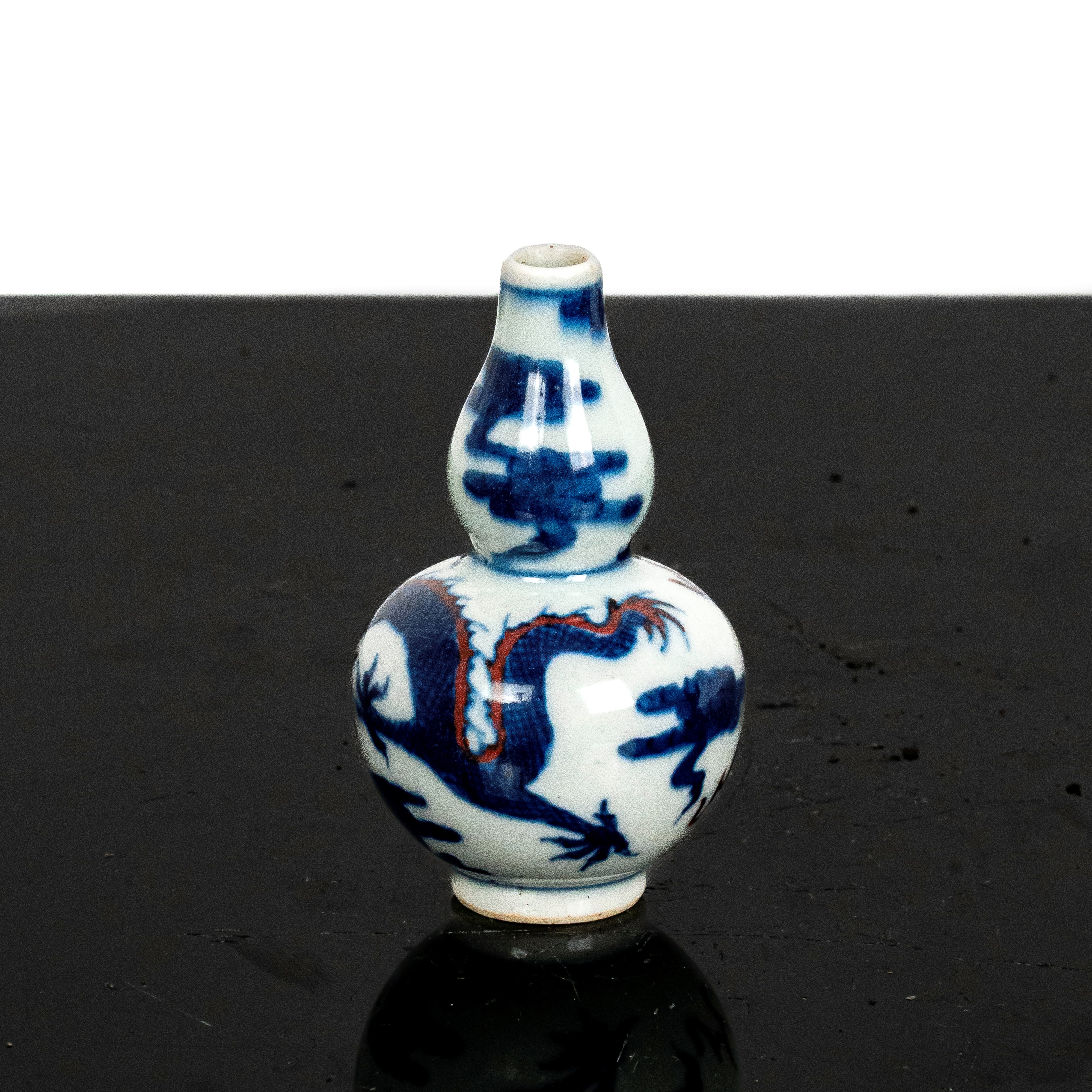 Bottiglia da fiuto con decoro di dragone