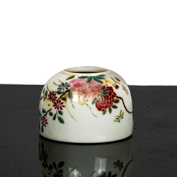 Brush cleaner jar with embossed floral decorations on the front famille Rose