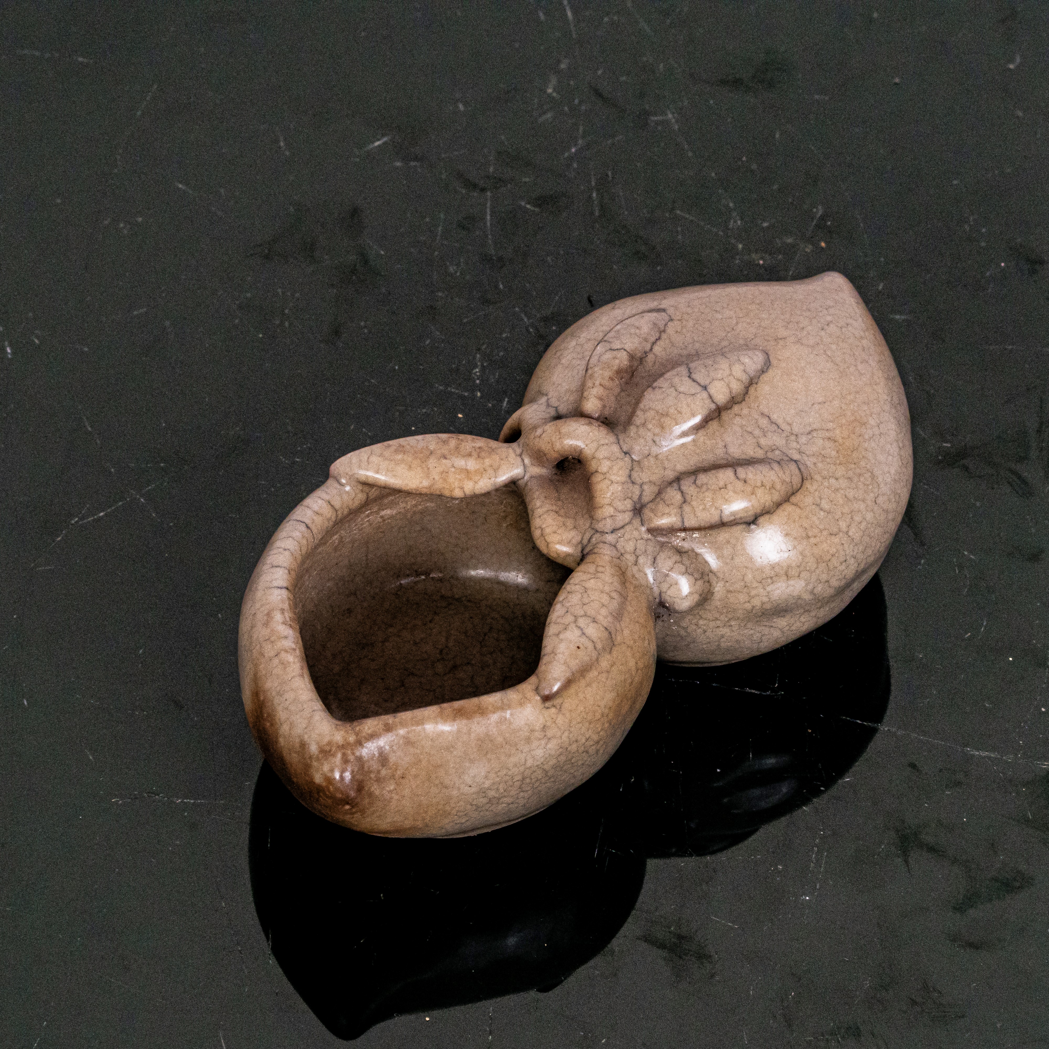 Lavaggio per pennelli dalla forma di una doppia pesca