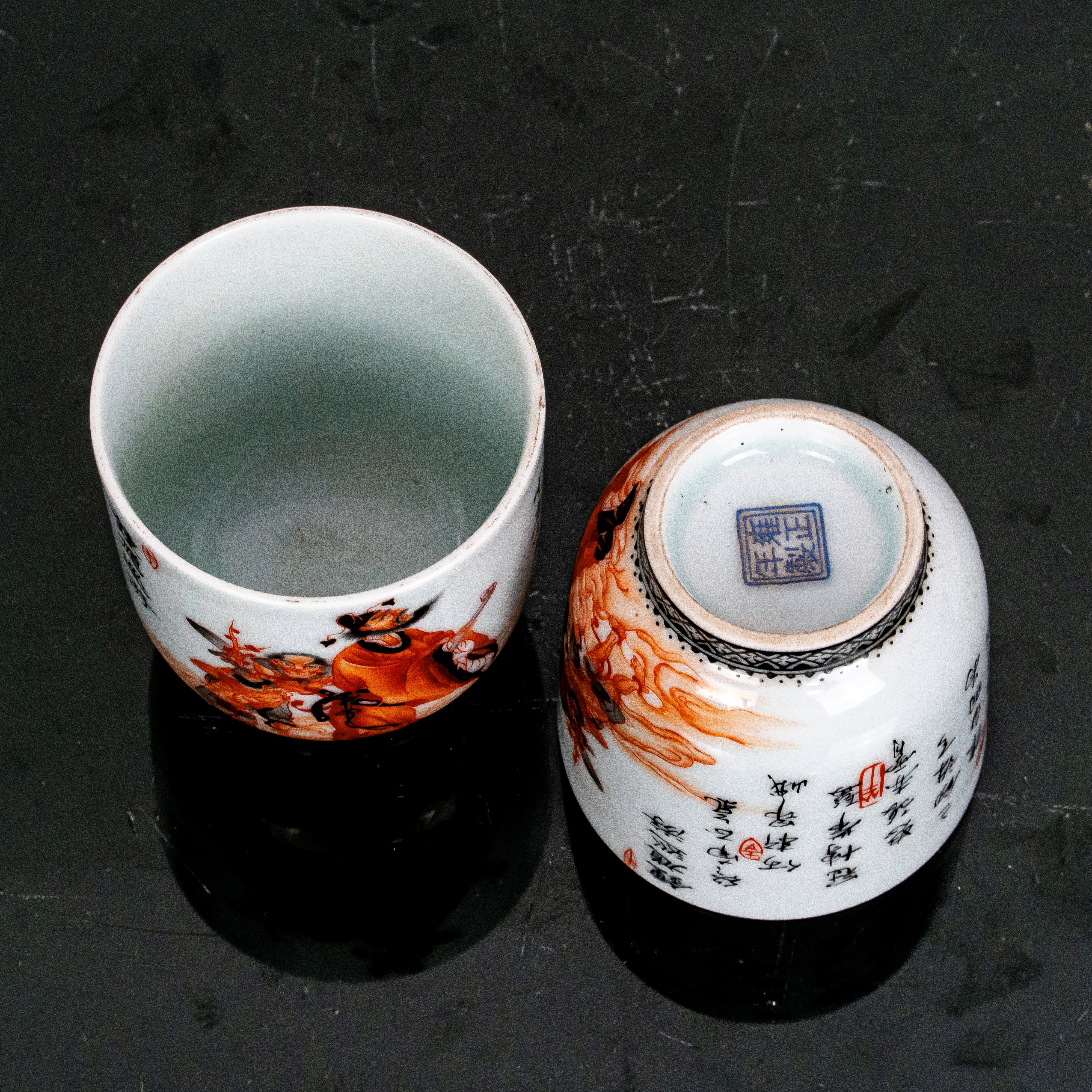 Coppia di piccole ciotole con disegno e iscrizione