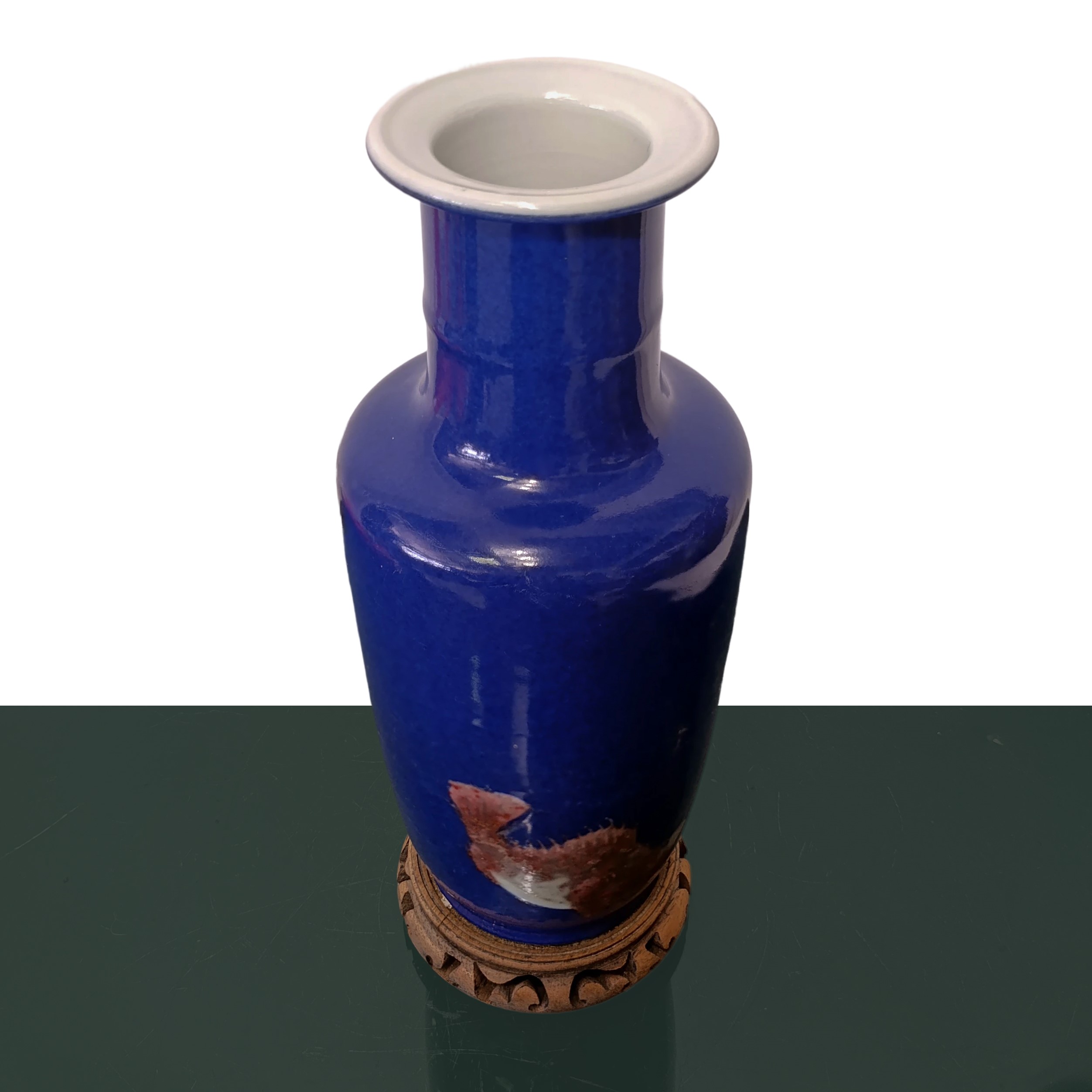 Vaso blu con base in legno con tre pesci rossi dipinti