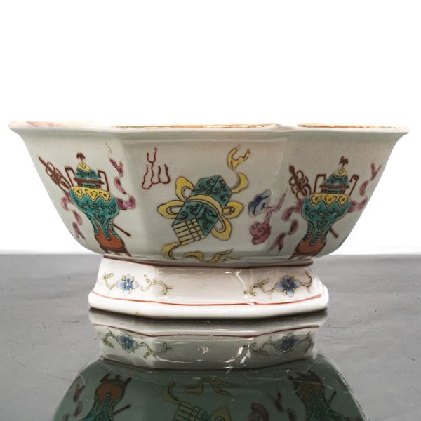Polylobed offering bowl painted with polychrome enamels