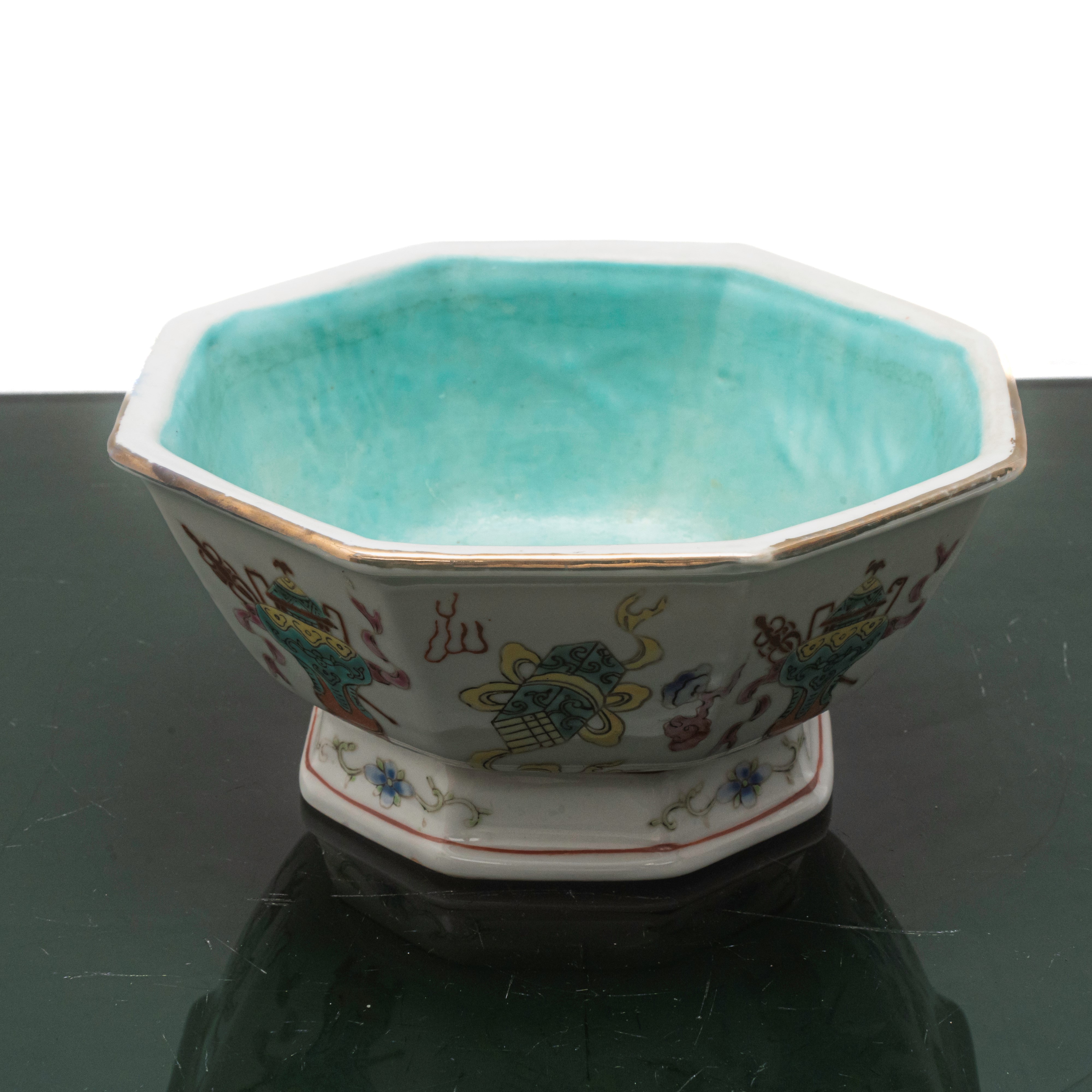 Ciotola polilobata per offerte dipinta con smalti policromi