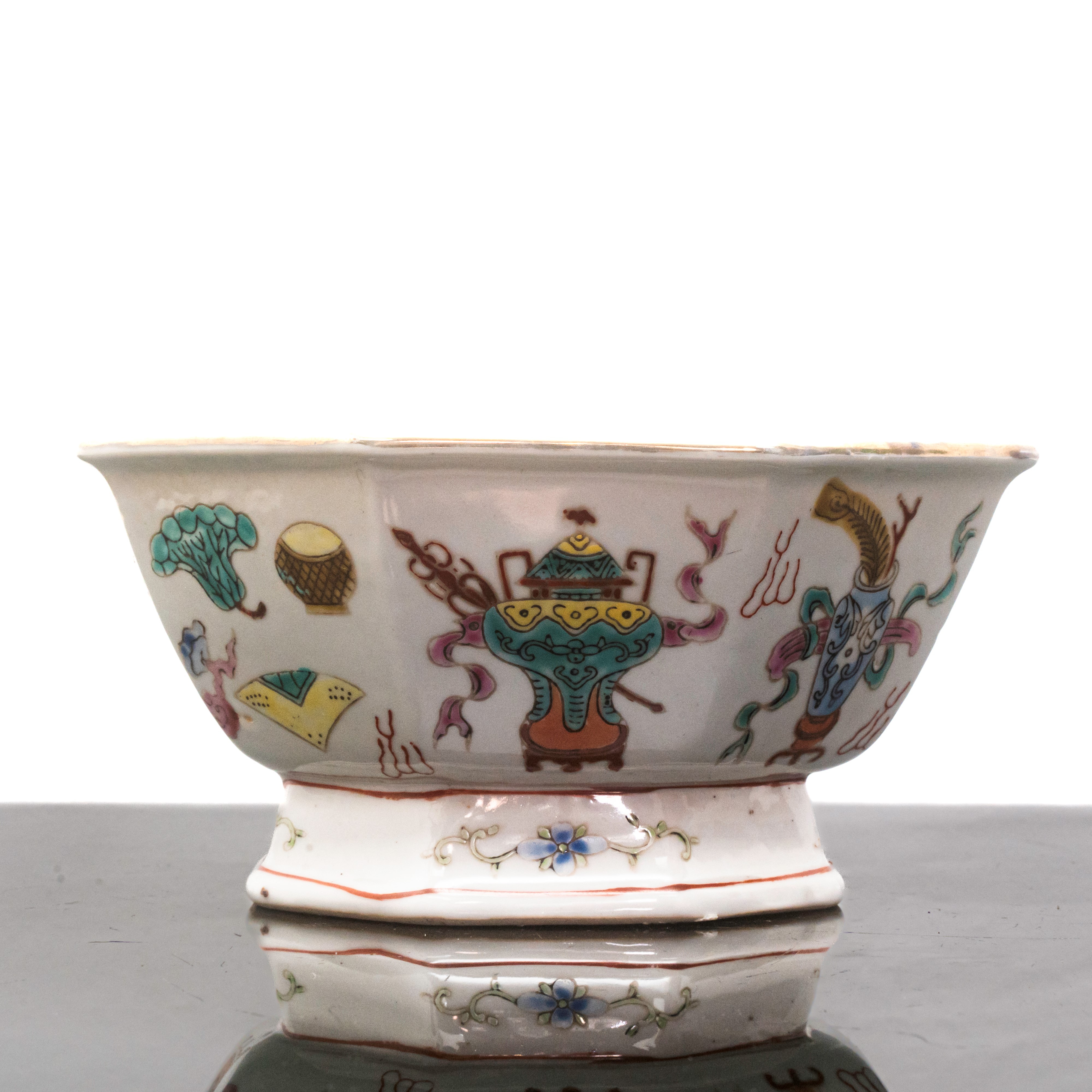 Ciotola polilobata per offerte dipinta con smalti policromi