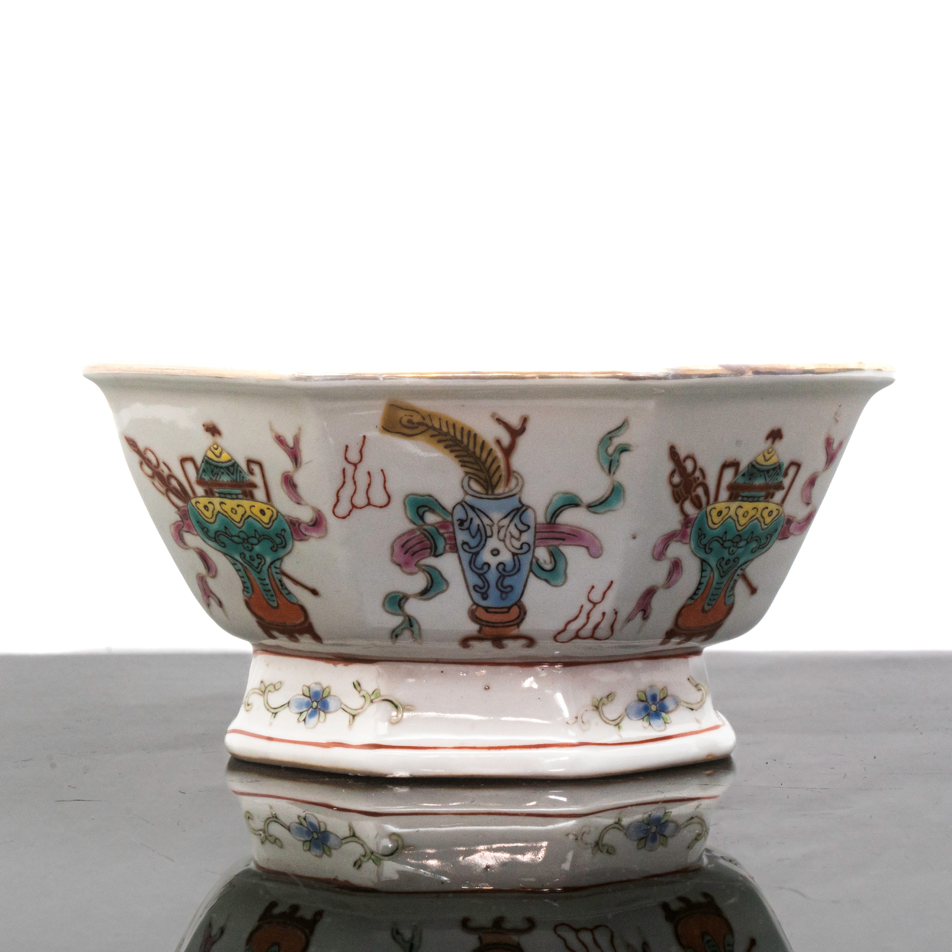 Ciotola polilobata per offerte dipinta con smalti policromi