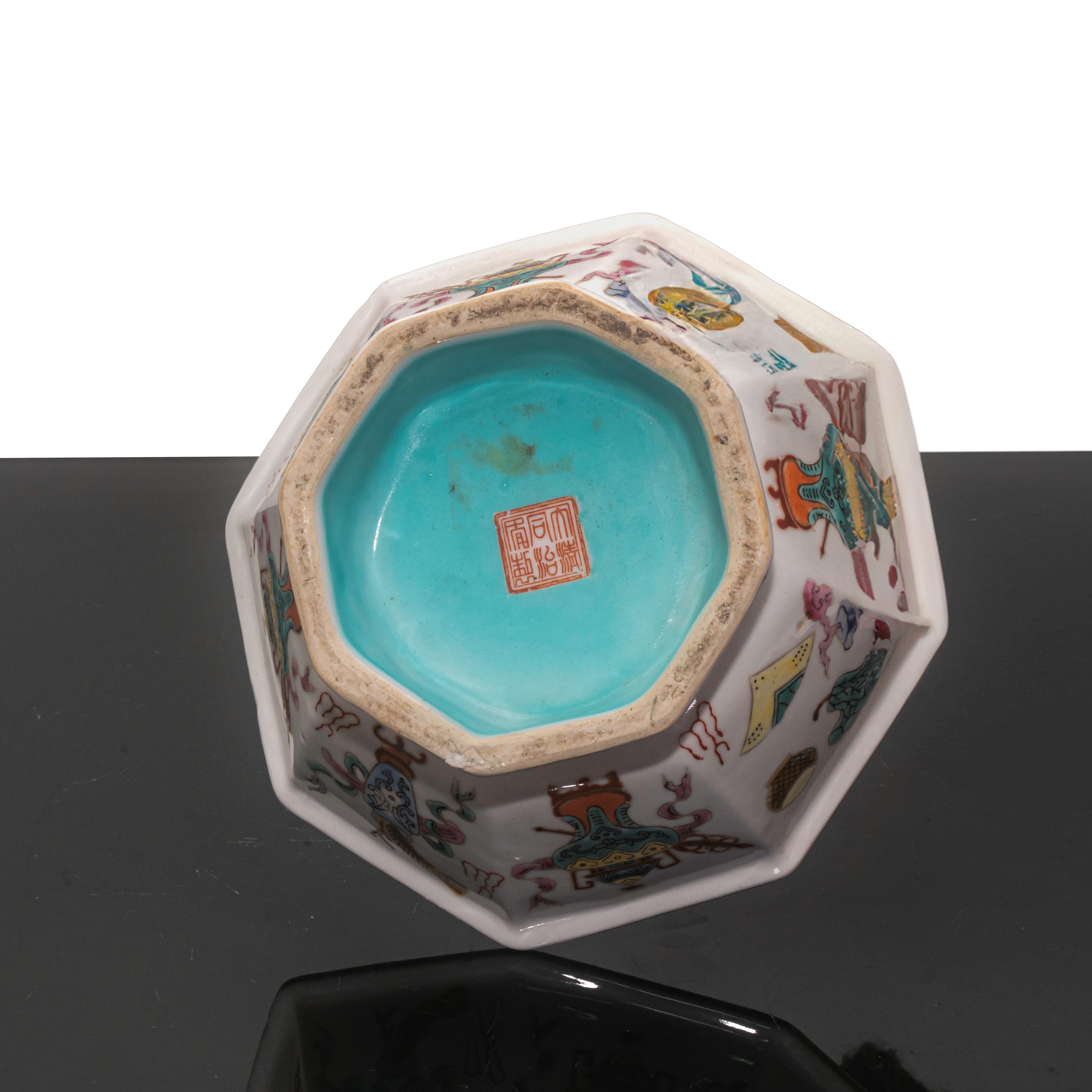 Ciotola polilobata per offerte dipinta con smalti policromi