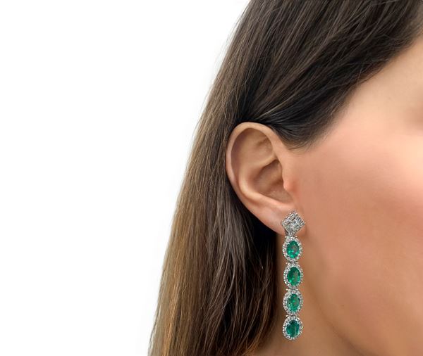 Orecchini pendenti in oro 18 kt con n.8 smeraldi ovali 8,50 kt 