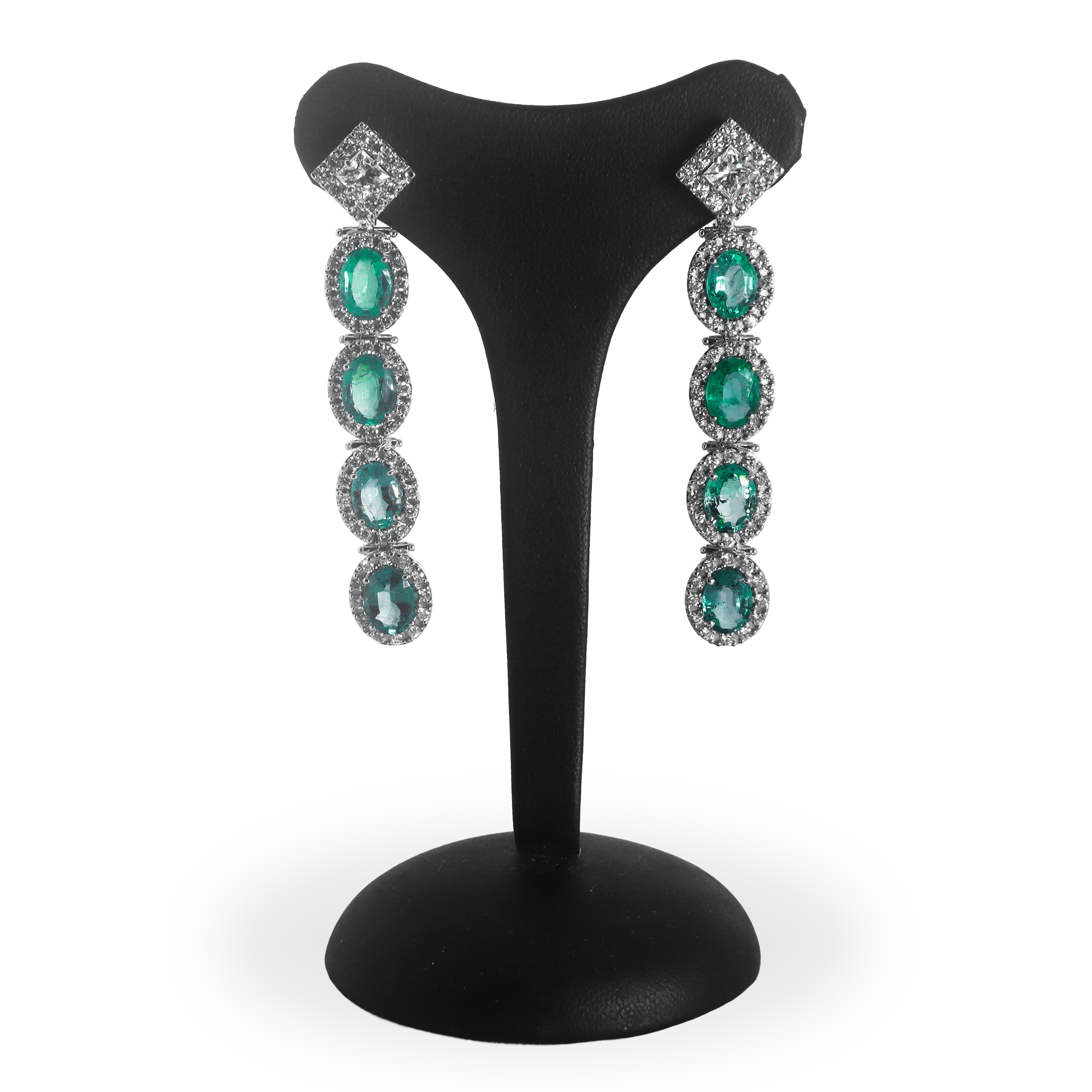 Orecchini pendenti in oro 18 kt con n.8 smeraldi ovali 8,50 kt