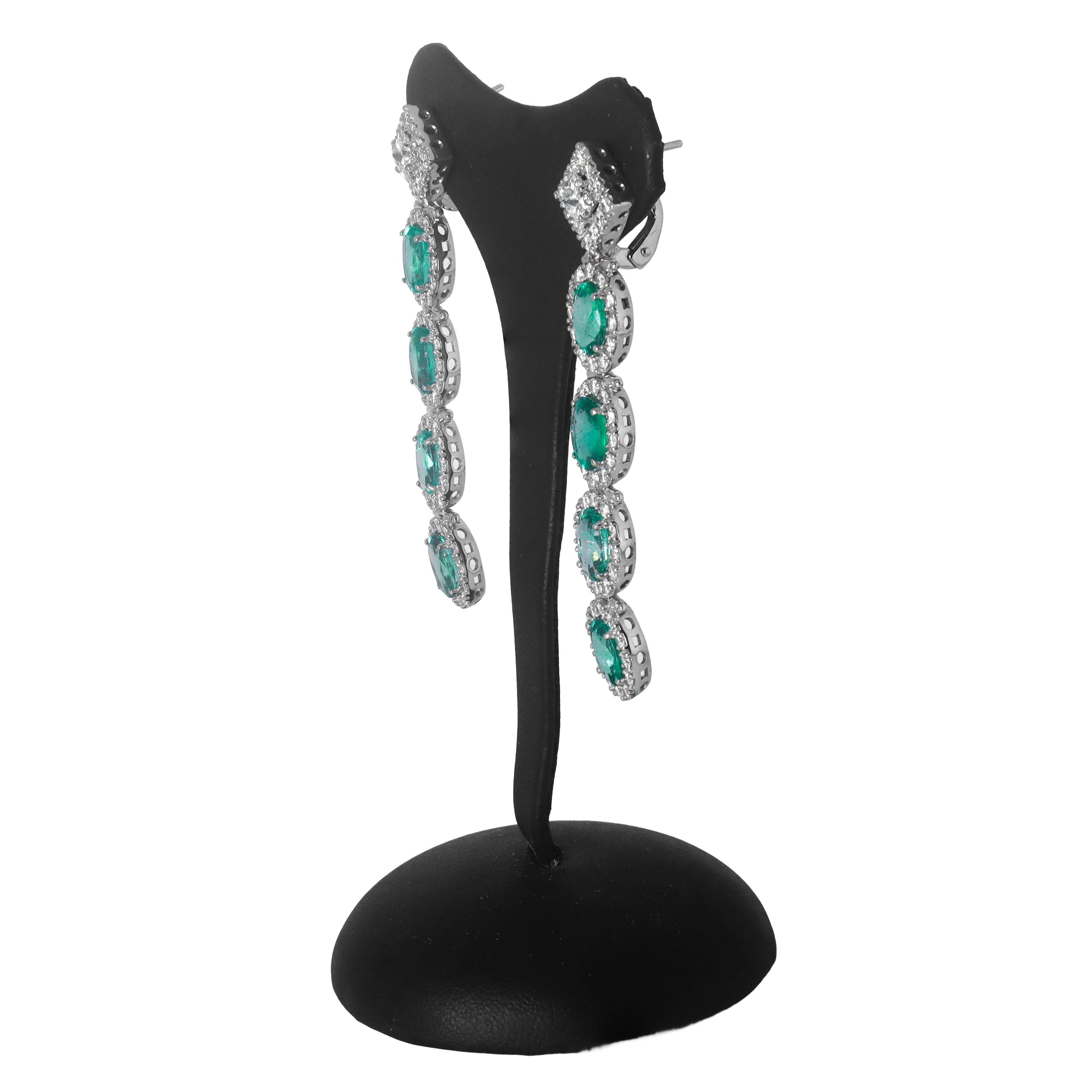 Orecchini pendenti in oro 18 kt con n.8 smeraldi ovali 8,50 kt