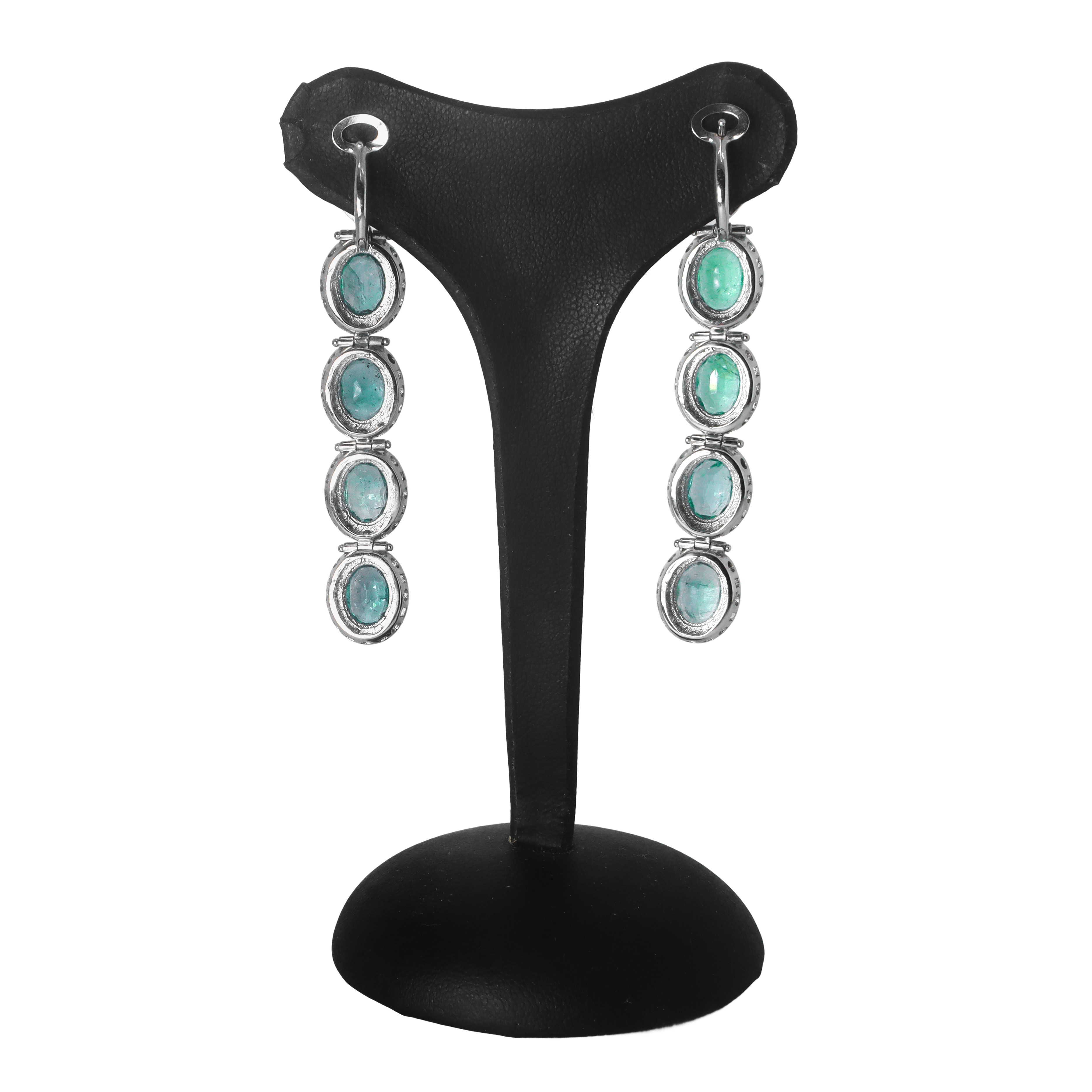 Orecchini pendenti in oro 18 kt con n.8 smeraldi ovali 8,50 kt