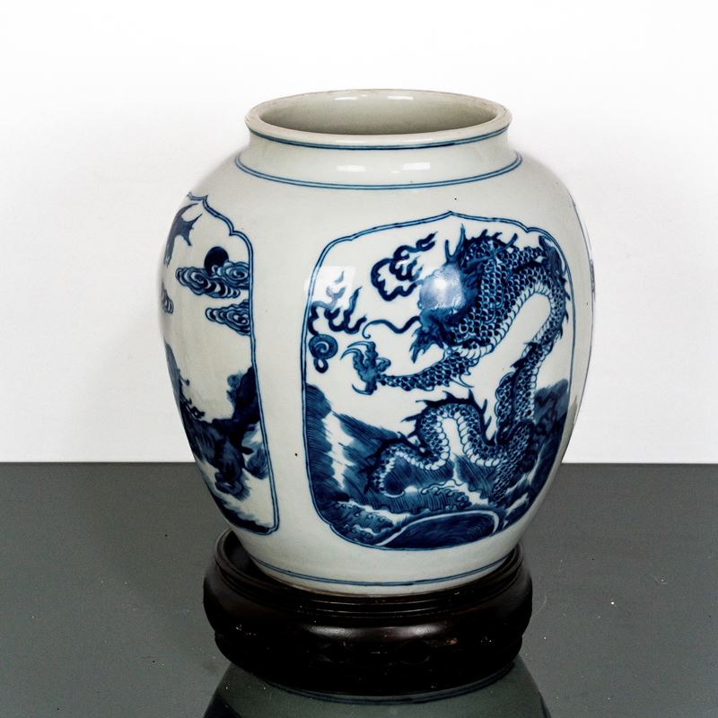 Vaso Blu e Bianco con Decoro con Dragone e Leone con Base in Legno