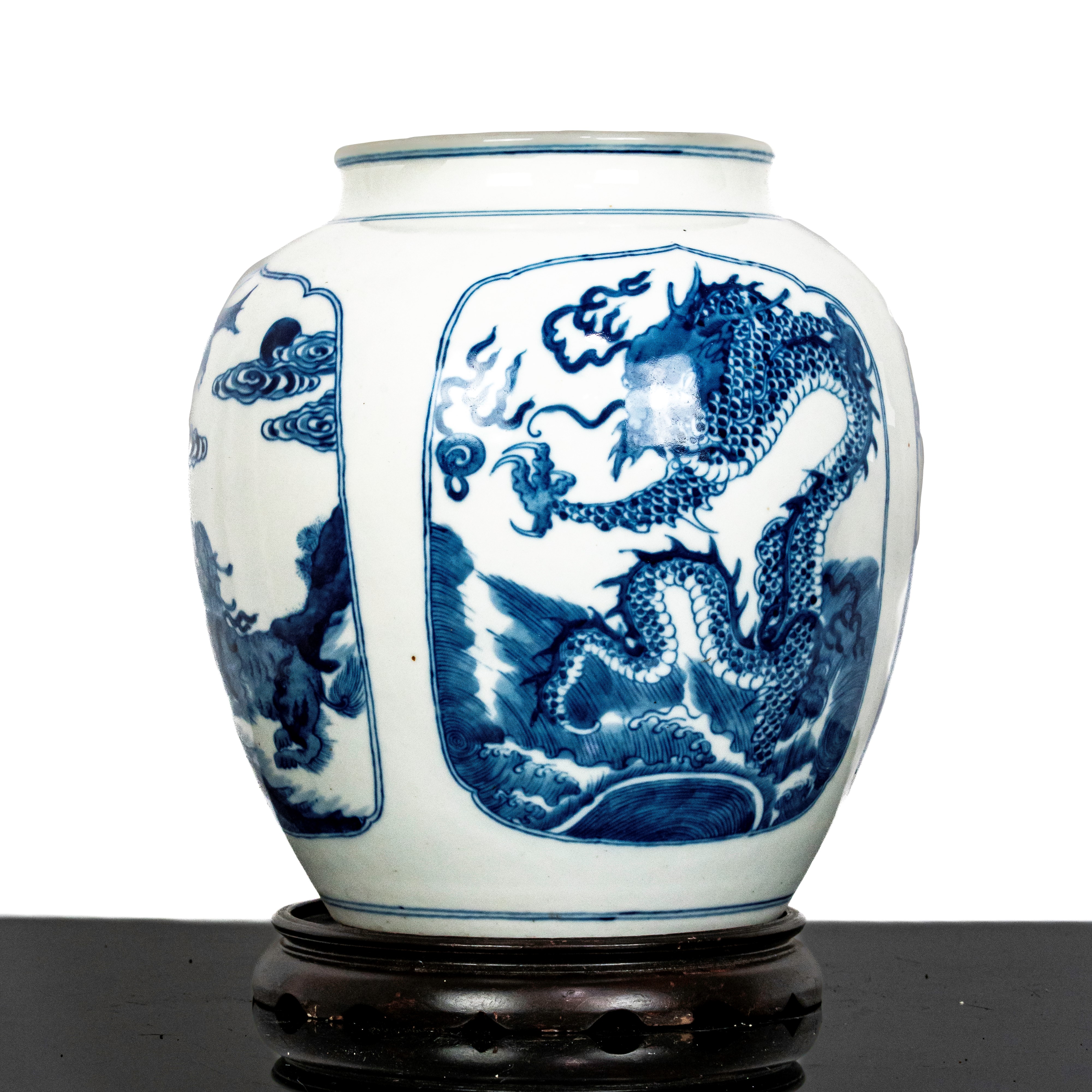 Vaso Blu e Bianco con Decoro con Dragone e Leone con Base in Legno