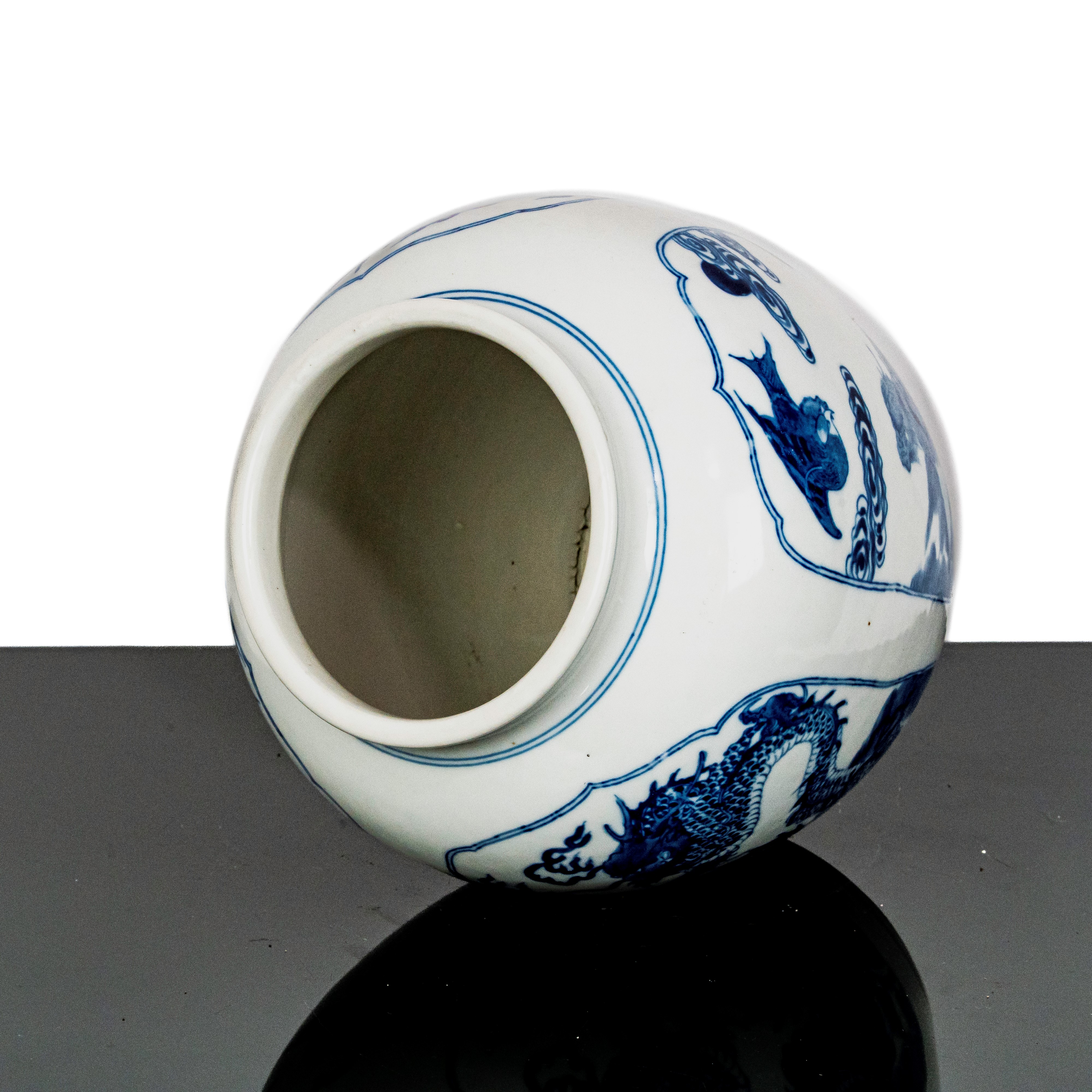 Vaso Blu e Bianco con Decoro con Dragone e Leone con Base in Legno