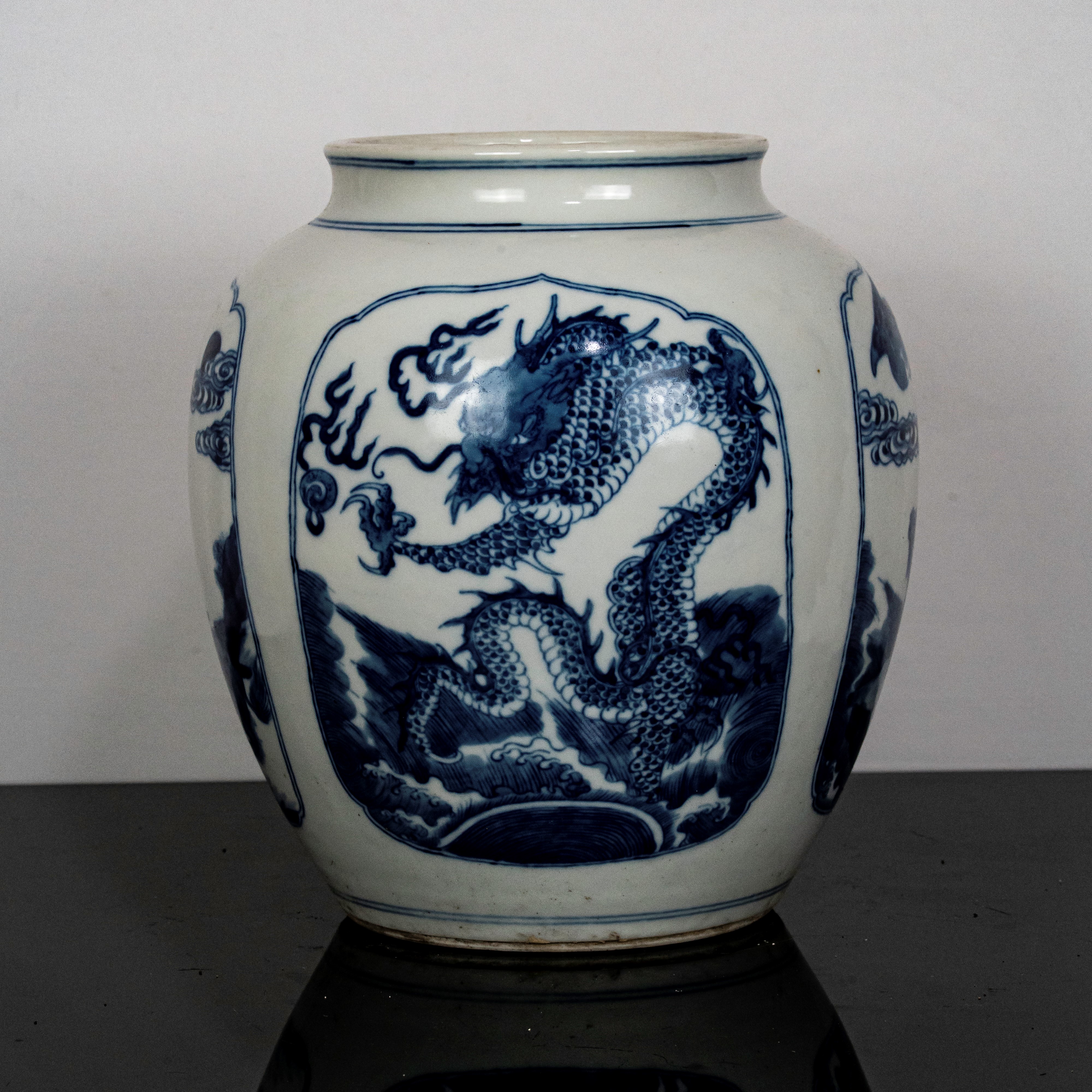 Vaso Blu e Bianco con Decoro con Dragone e Leone con Base in Legno