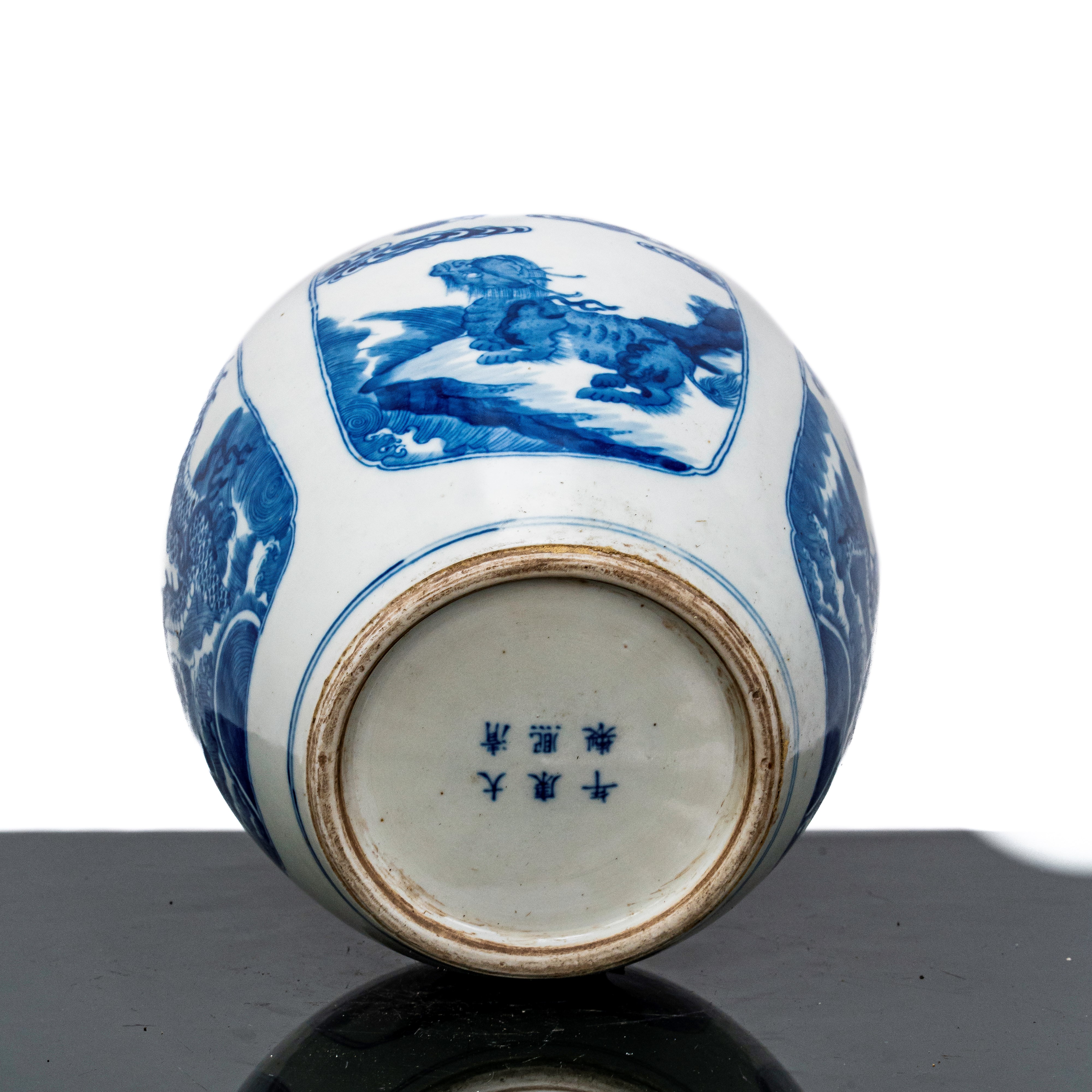 Vaso blu e bianco con decoro con dragone e leone con base in legno