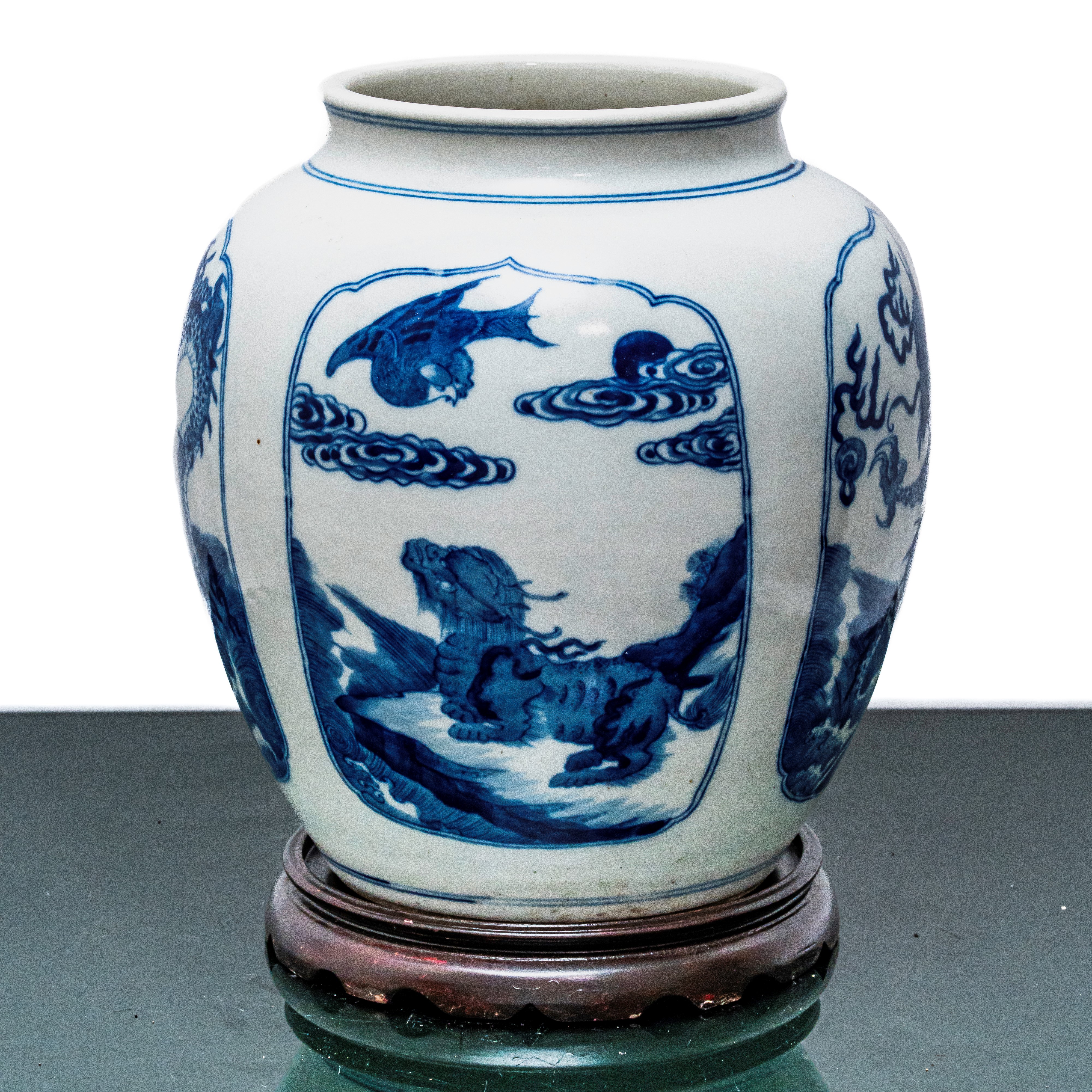 Vaso Blu e Bianco con Decoro con Dragone e Leone con Base in Legno